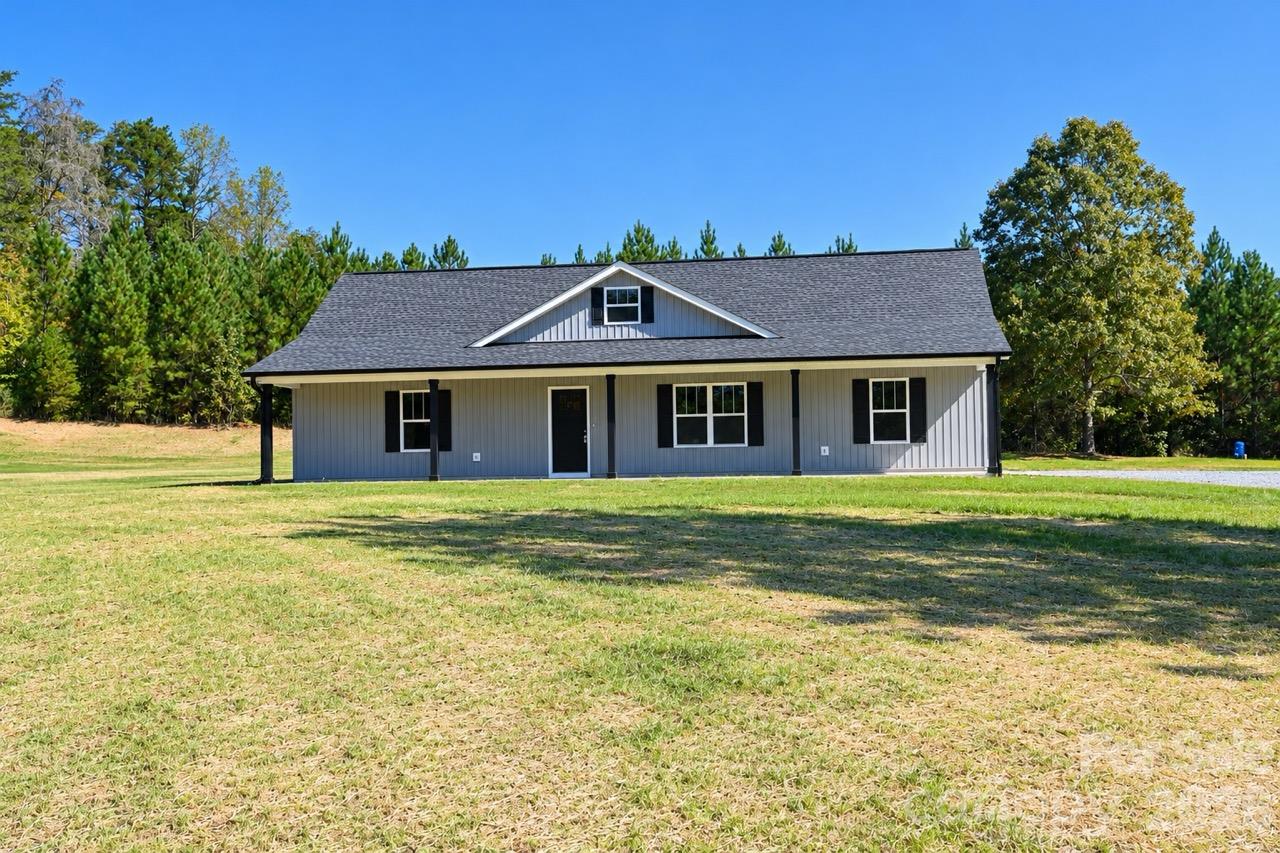 Single Family Residence at 3052 Henry Knob Road, Clover, photo 3 of 23