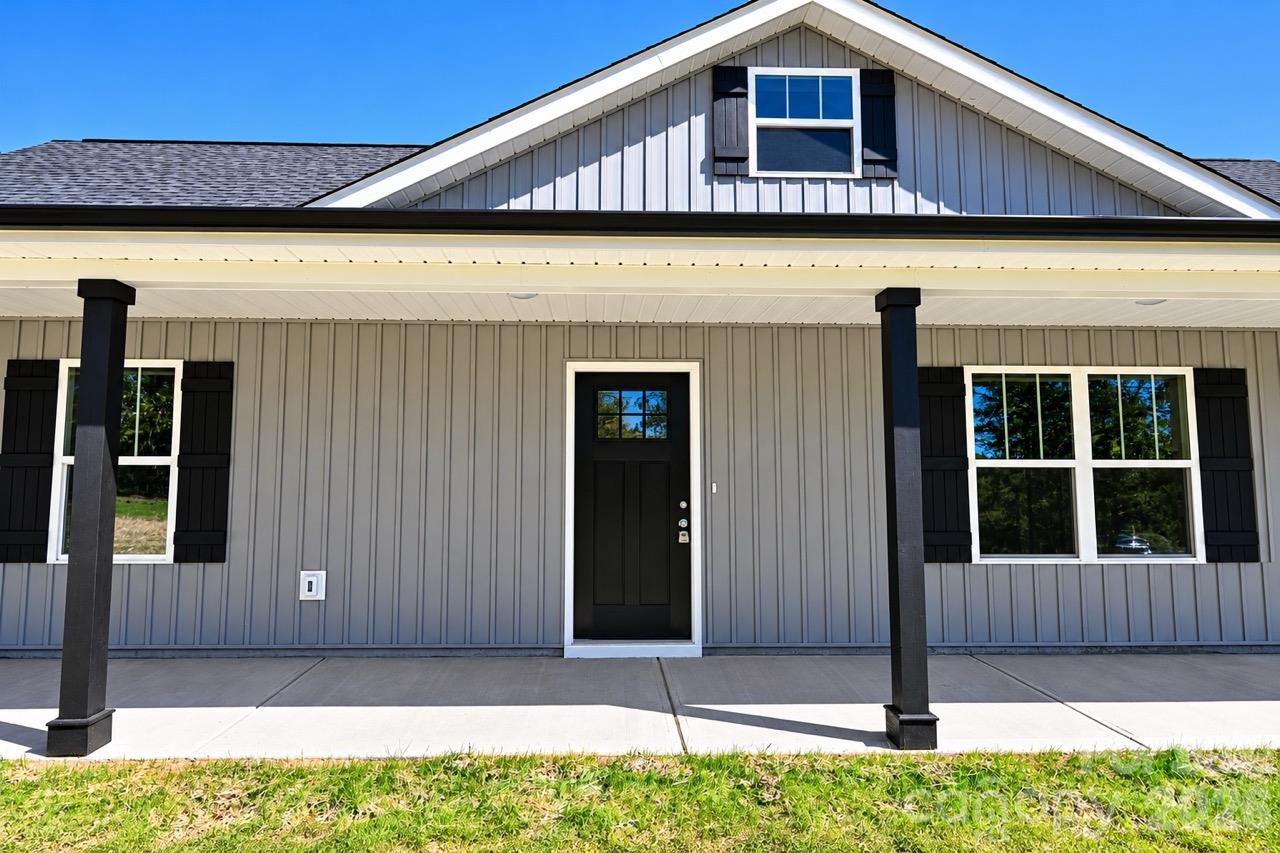 Single Family Residence at 3052 Henry Knob Road, Clover, photo 6 of 23