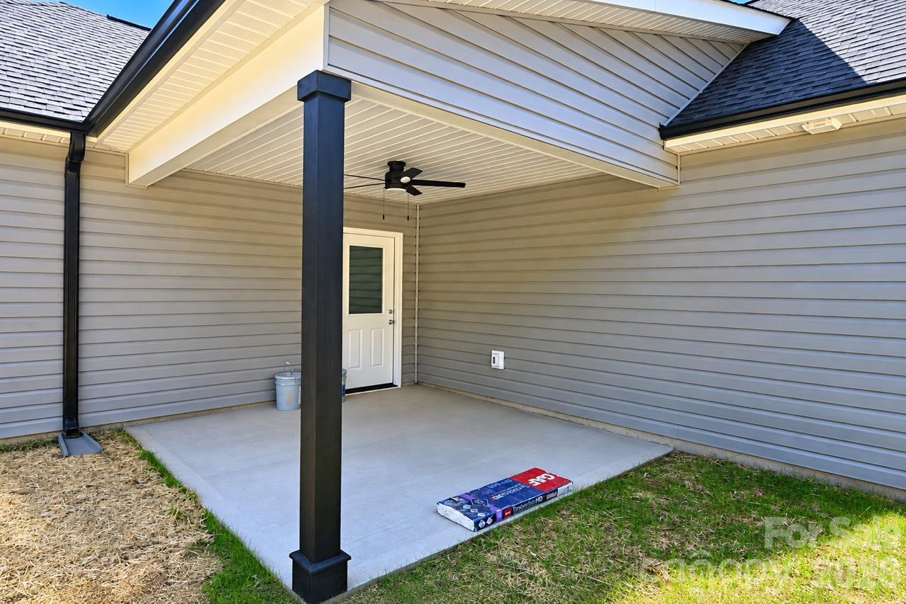 Single Family Residence at 3052 Henry Knob Road, Clover, photo 7 of 23