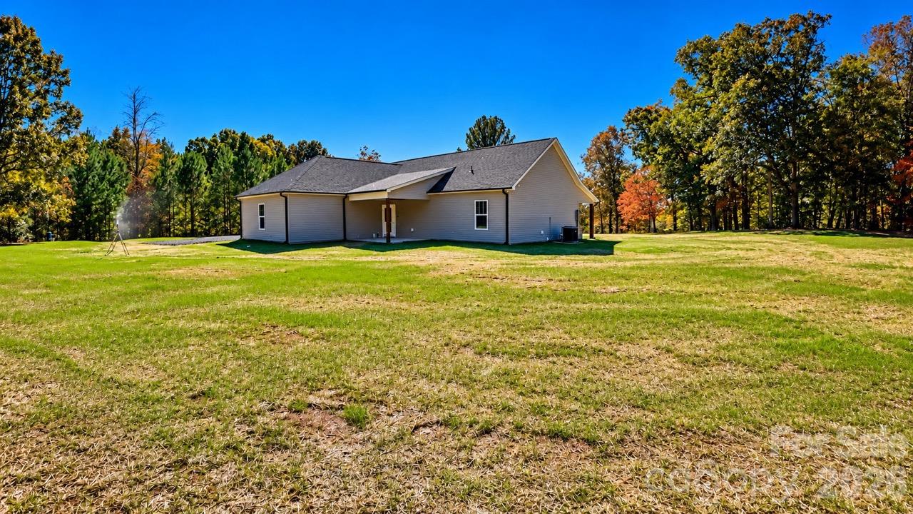 Single Family Residence at 3052 Henry Knob Road, Clover, photo 8 of 23