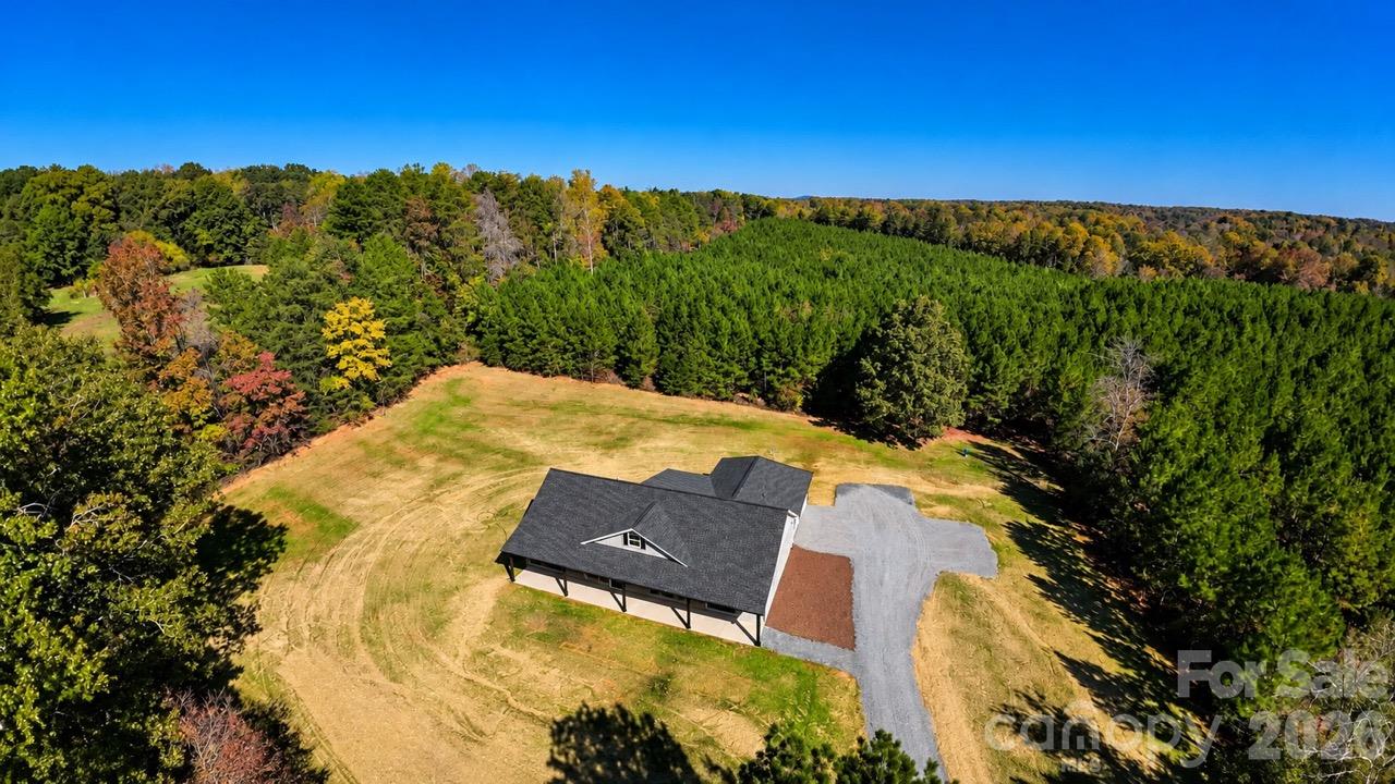 Single Family Residence at 3052 Henry Knob Road, Clover, photo 10 of 23