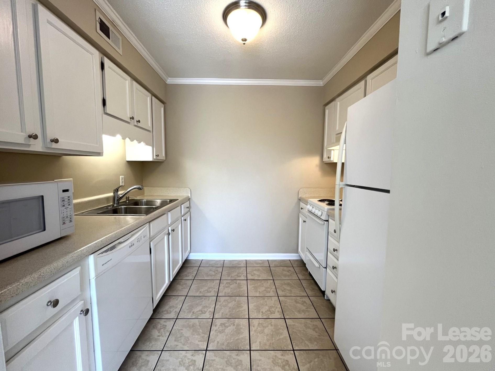 Condominium at 6144 Heath Ridge Court, Charlotte, photo 9 of 14