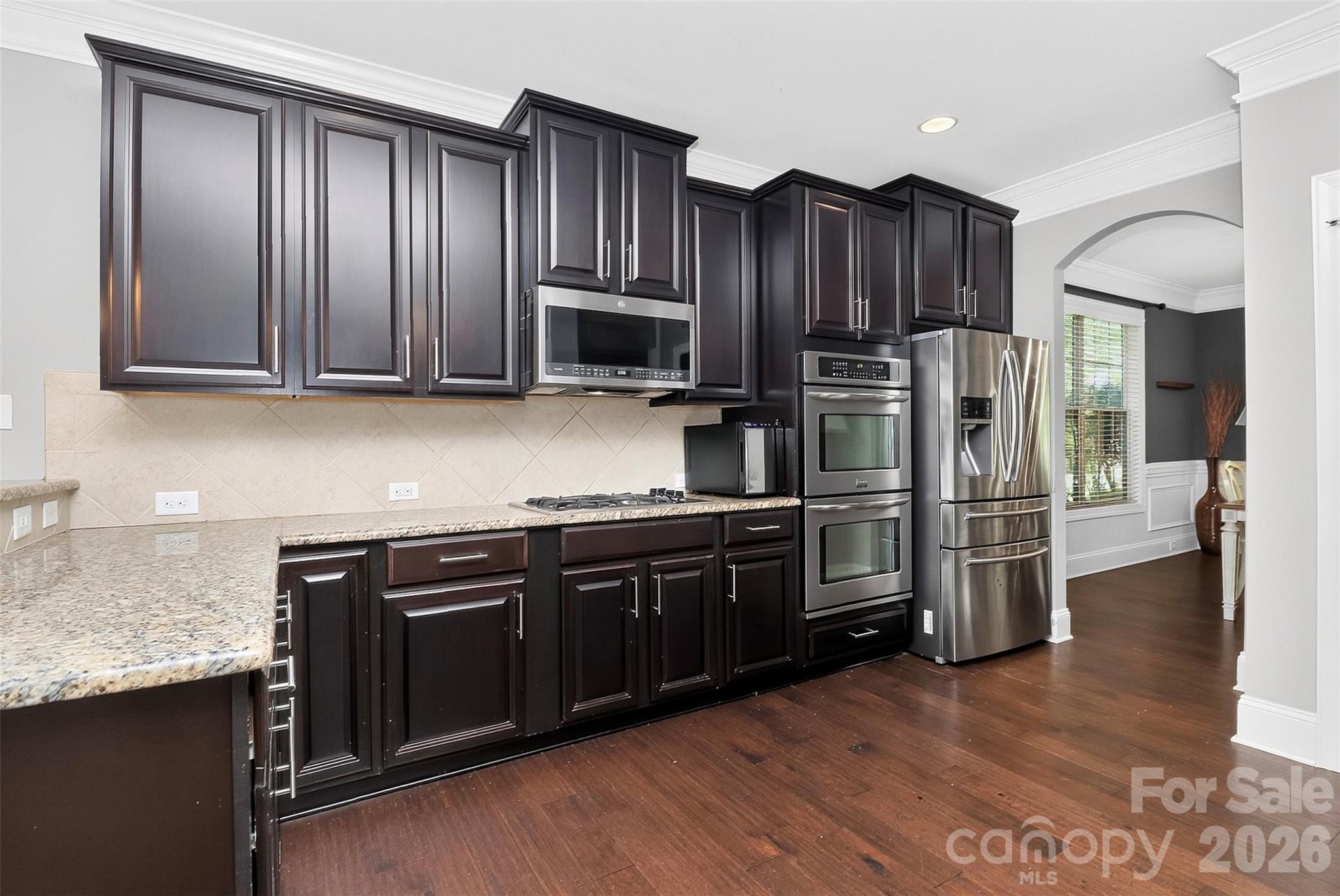 Large kitchen with double oven & gas cooktop! - 1550 Millbridge Parkway, Waxhaw