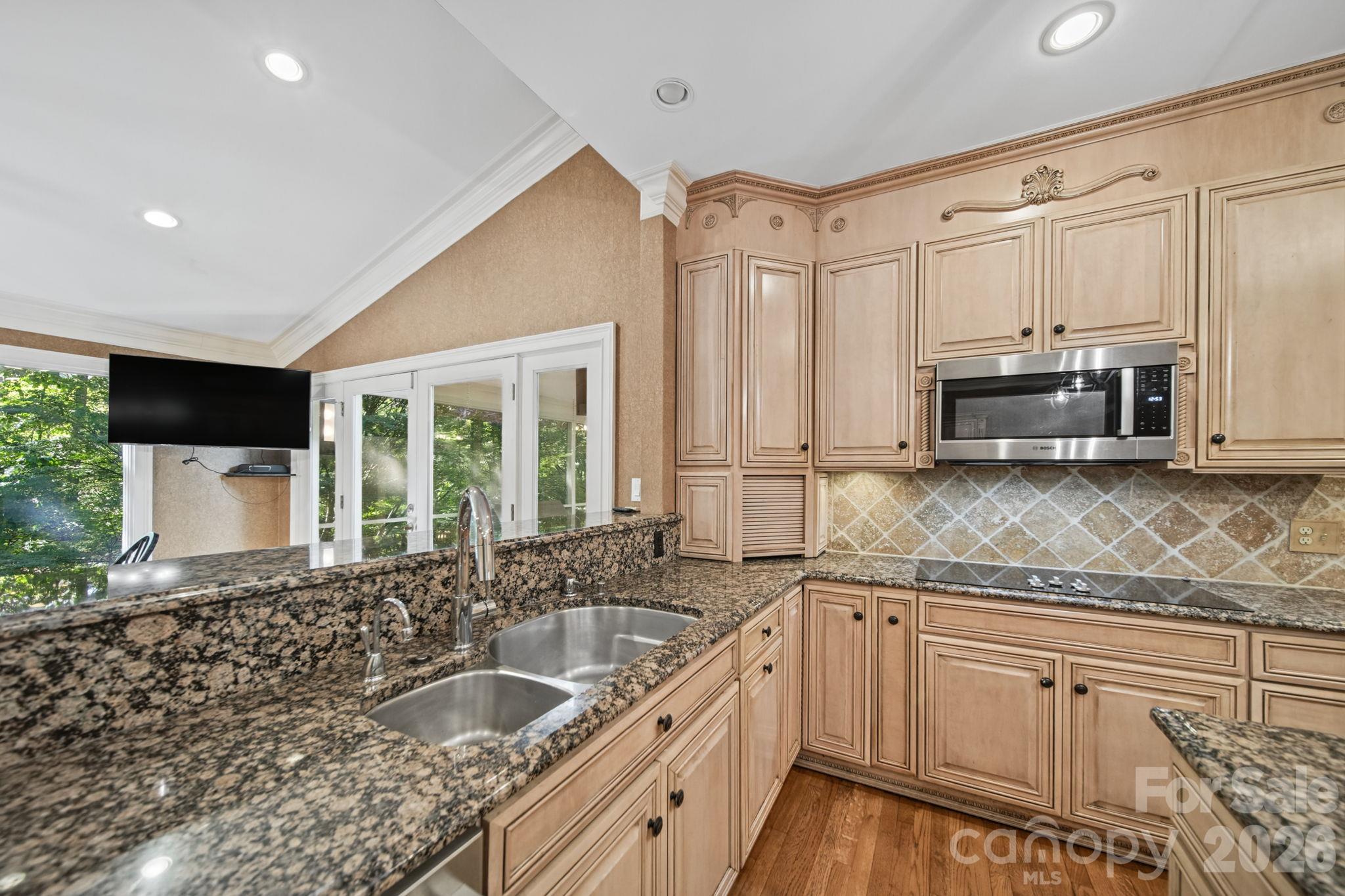 Single Family Residence at 6 Thornwood Court, Lake Wylie, photo 5 of 48