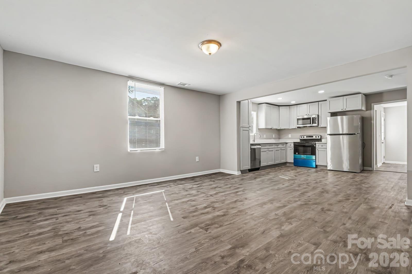 Single Family Residence at 38 Pine Street, Great Falls, photo 9 of 32