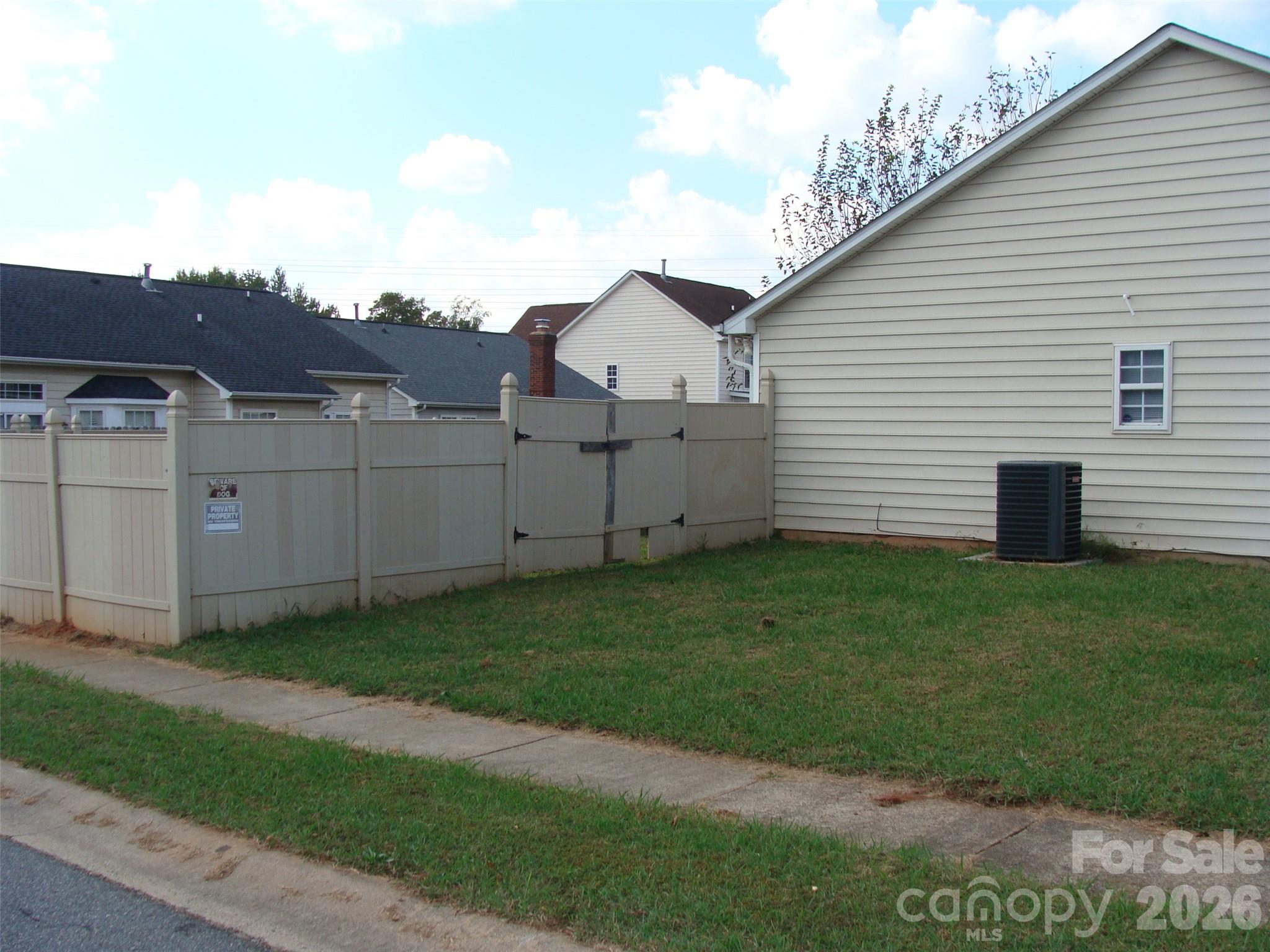 Single Family Residence at 1726 Pamela Lorraine Drive, Charlotte, photo 2 of 5