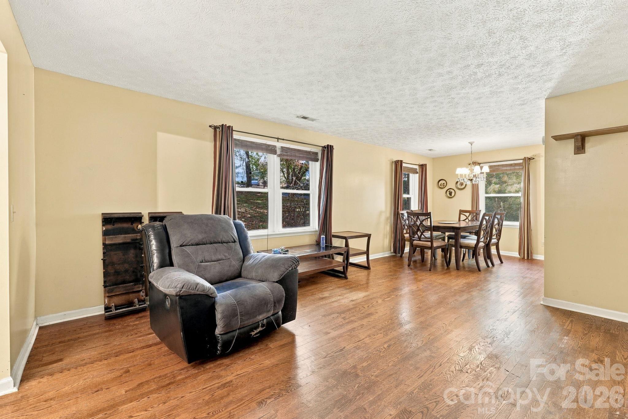 Single Family Residence at 252 Foxhunt Lane, Hendersonville, photo 5 of 18