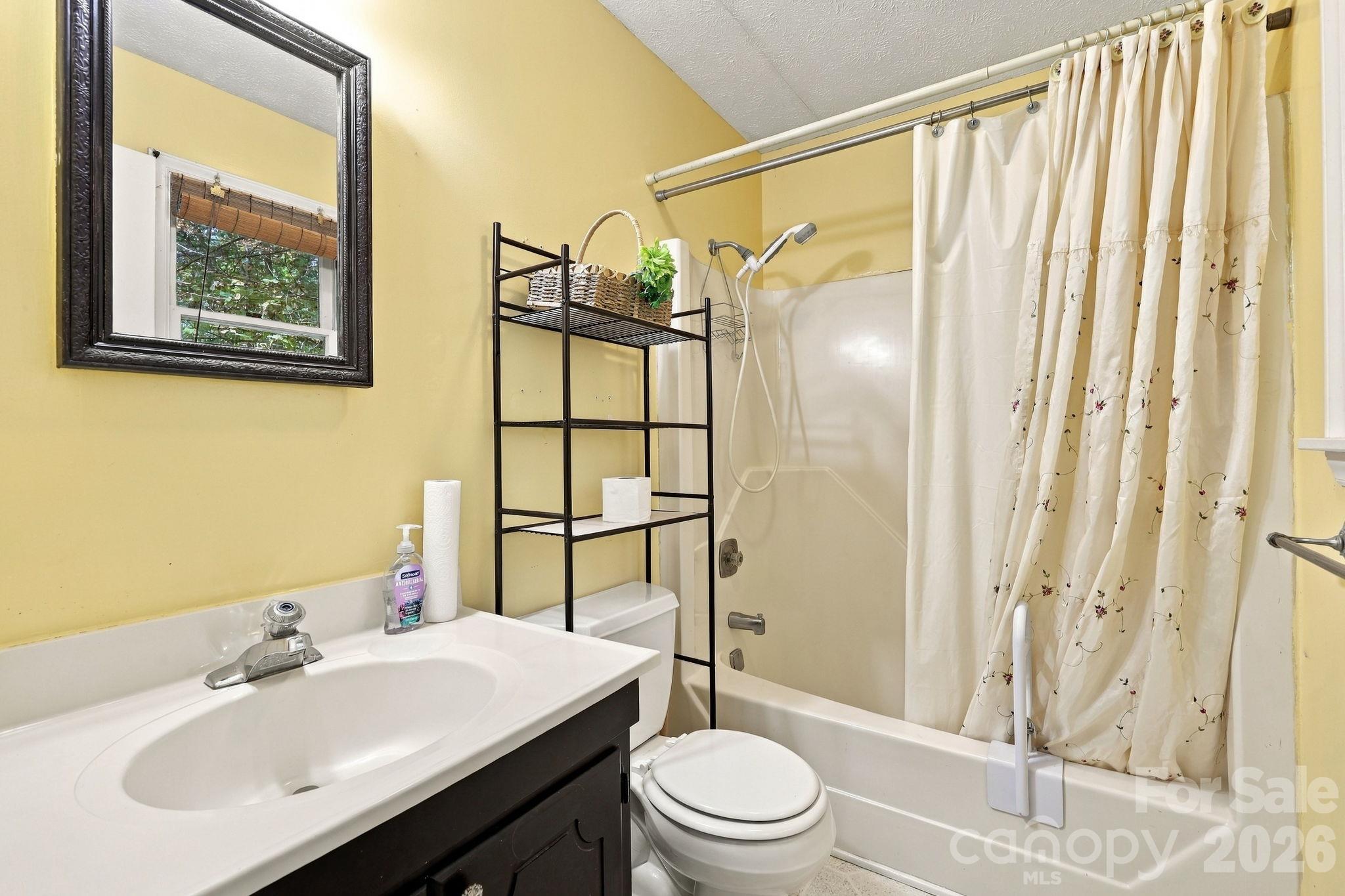 Single Family Residence at 252 Foxhunt Lane, Hendersonville, photo 15 of 18