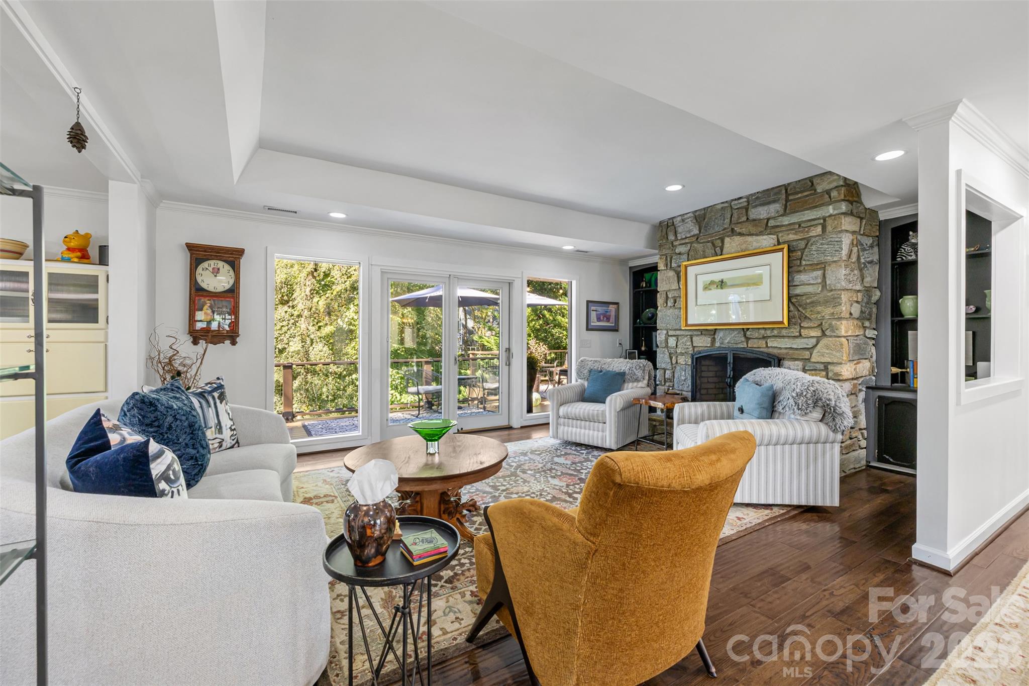 Great room with a wall of Pella windows and doors overlooking the lake - 4 Thornwood Lane, Lake Wylie