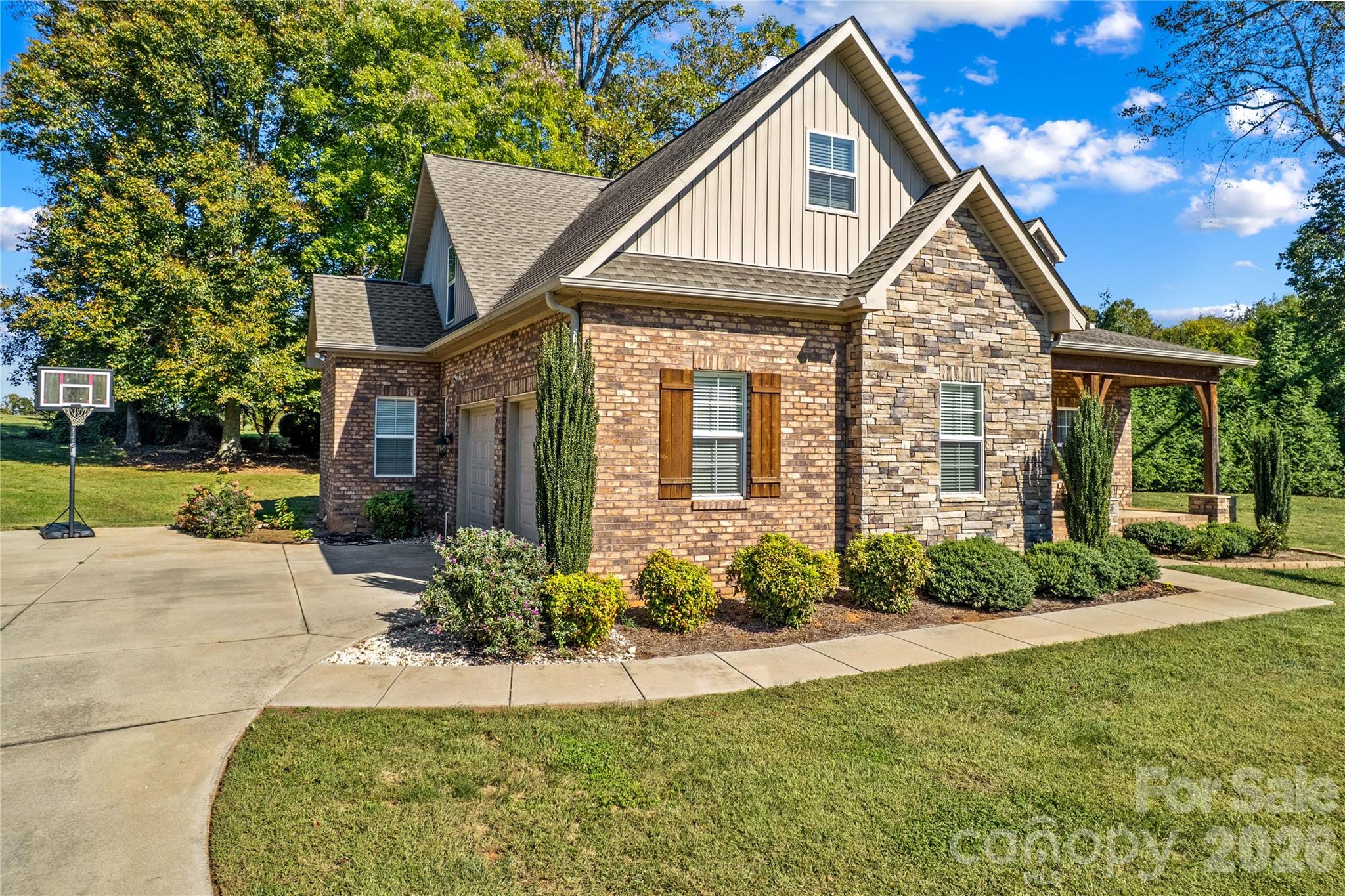 Cottage feel with spacious lot and 2 car side-load garage - 178 Nellwood Court, Mocksville