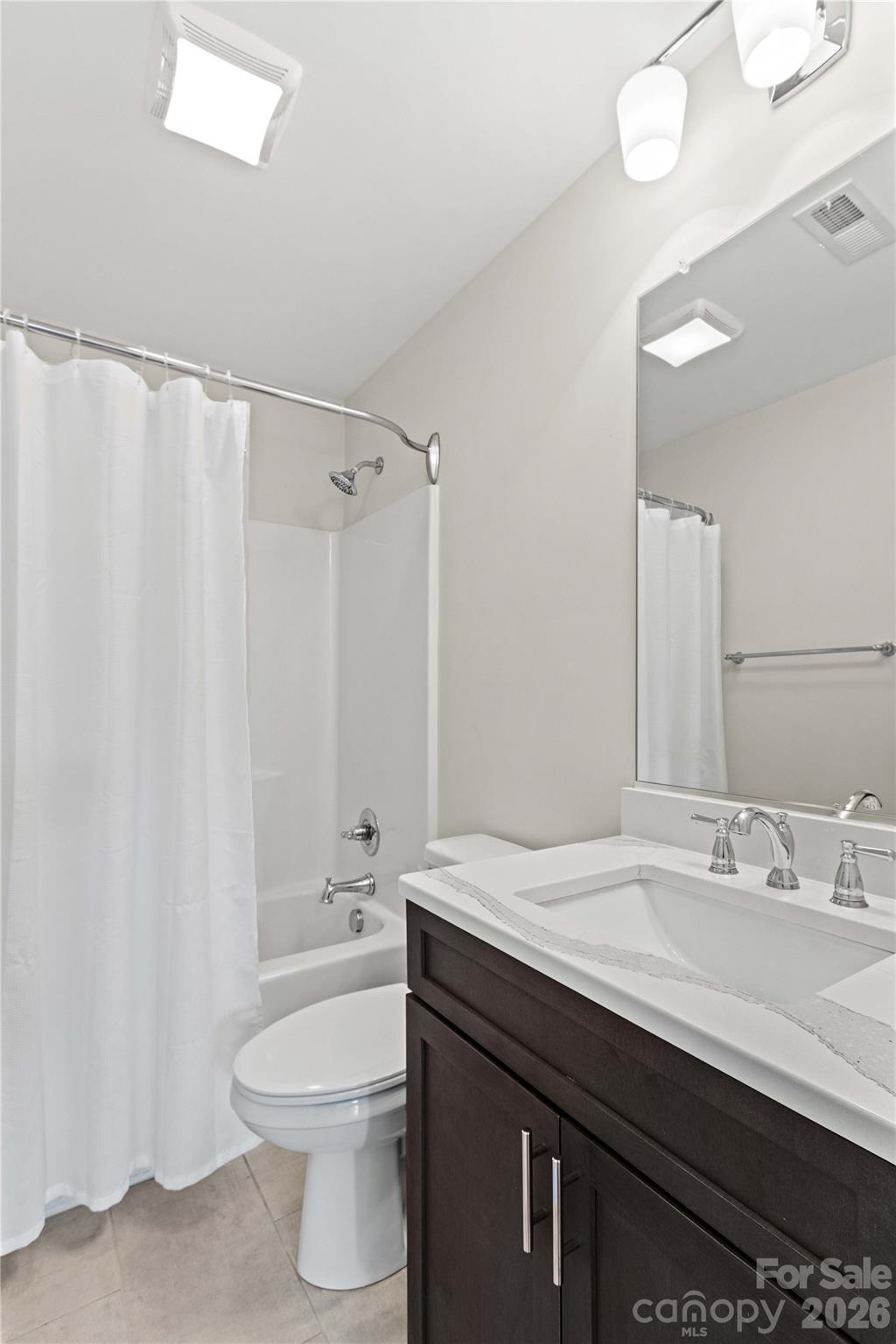 Upstairs full bath - 178 Nellwood Court, Mocksville