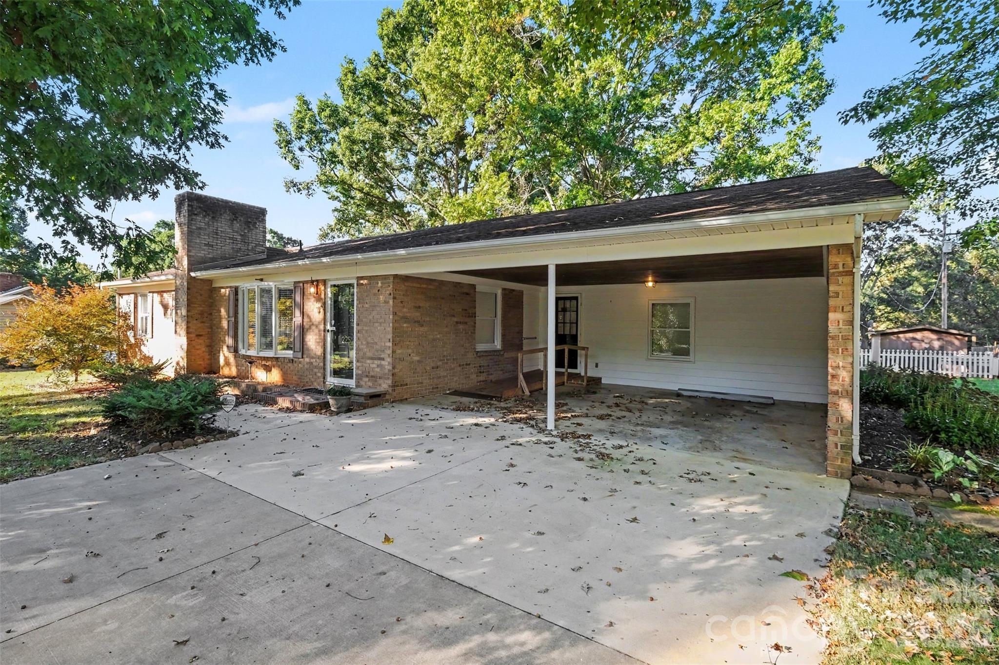 Single Family Residence at 225 Edgewood Drive, Statesville, photo 3 of 31