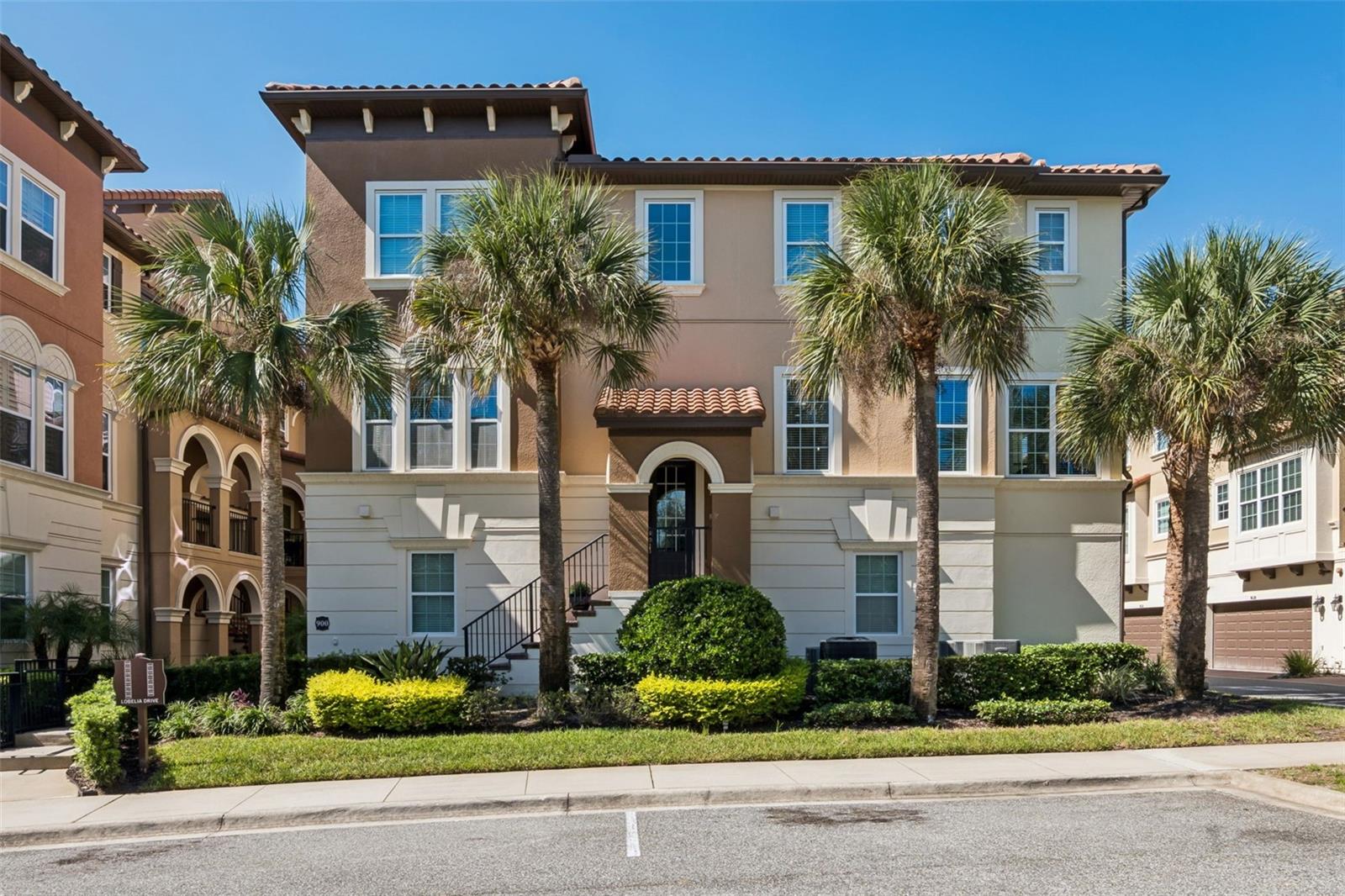 900 LOBELIA DR