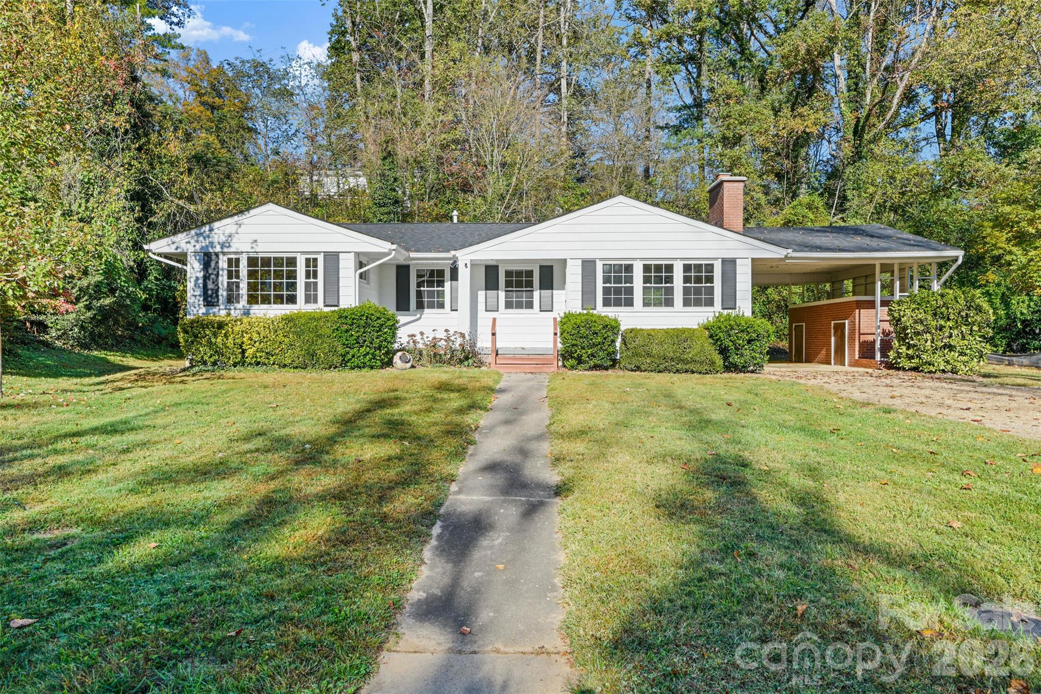 Single Family Residence at 1 Valle Vista Drive, Asheville, photo 2 of 26