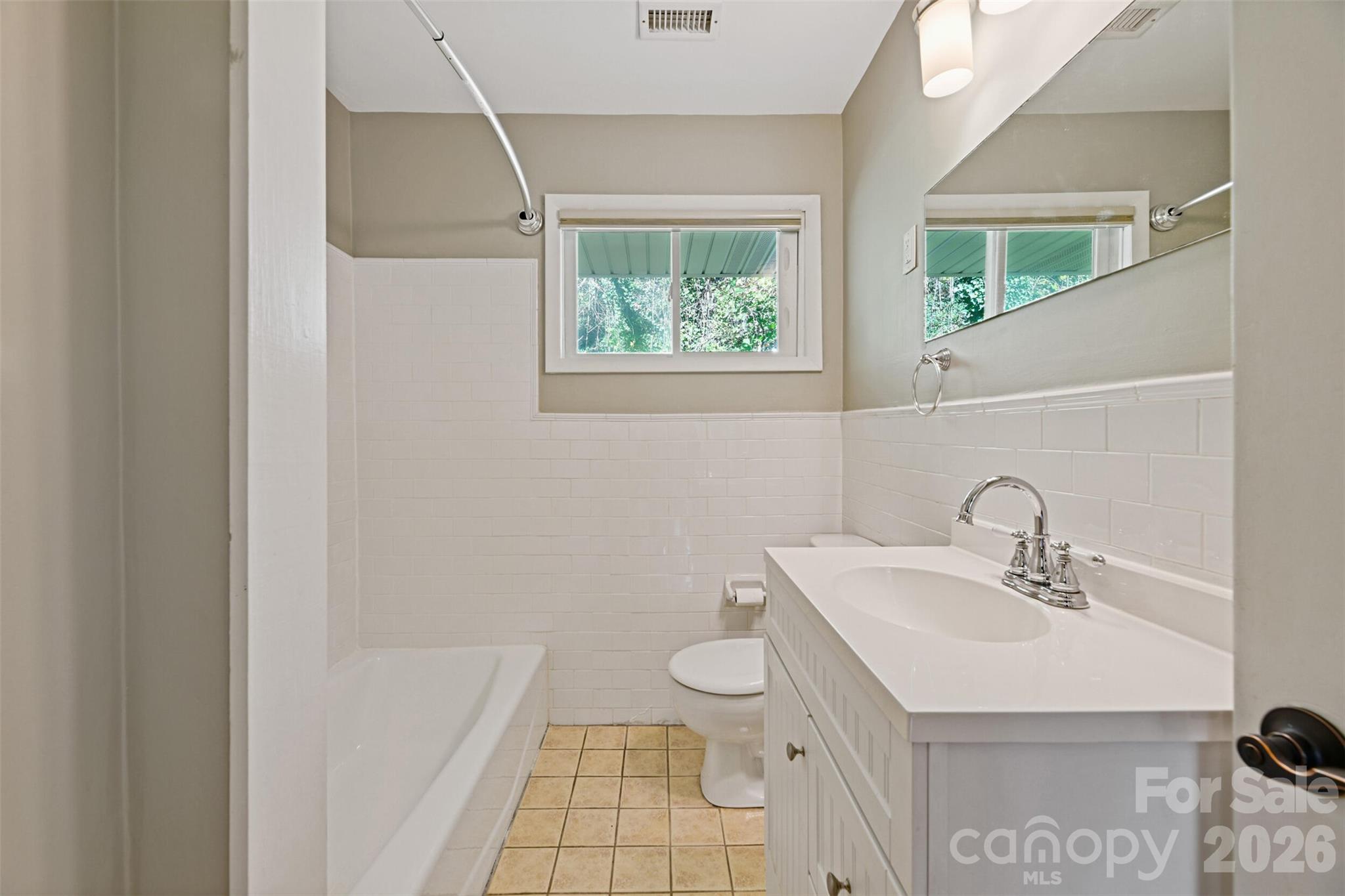 Single Family Residence at 1 Valle Vista Drive, Asheville, photo 10 of 26