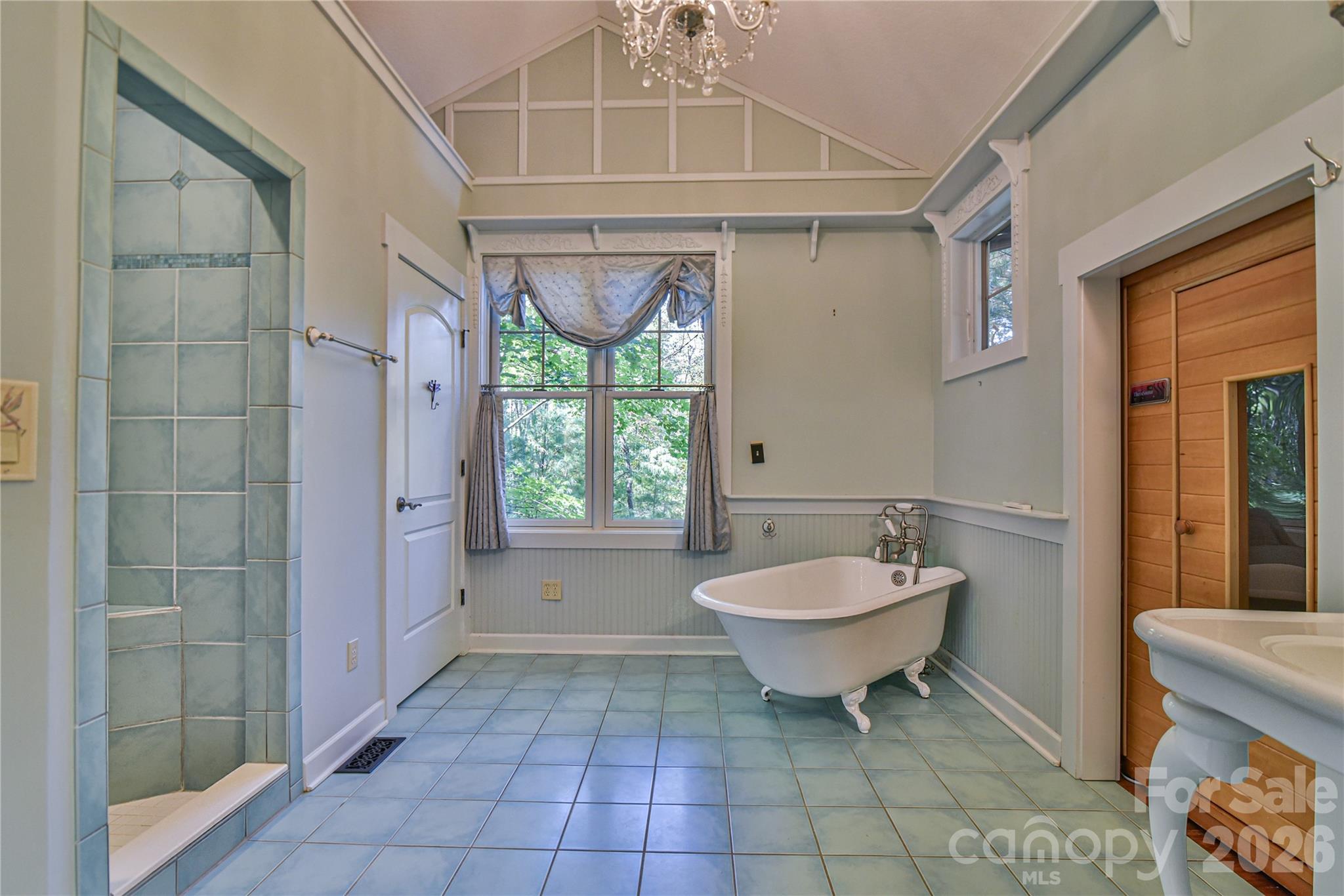 Soak and relax. - 39 Oak Hollow Drive, Asheville