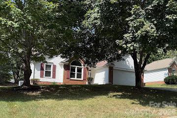 Single Family Residence at 137 Citation Drive, Mooresville, photo 2 of 14