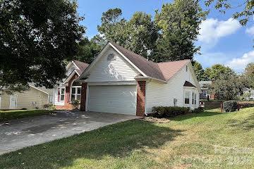 Single Family Residence at 137 Citation Drive, Mooresville, photo 4 of 14