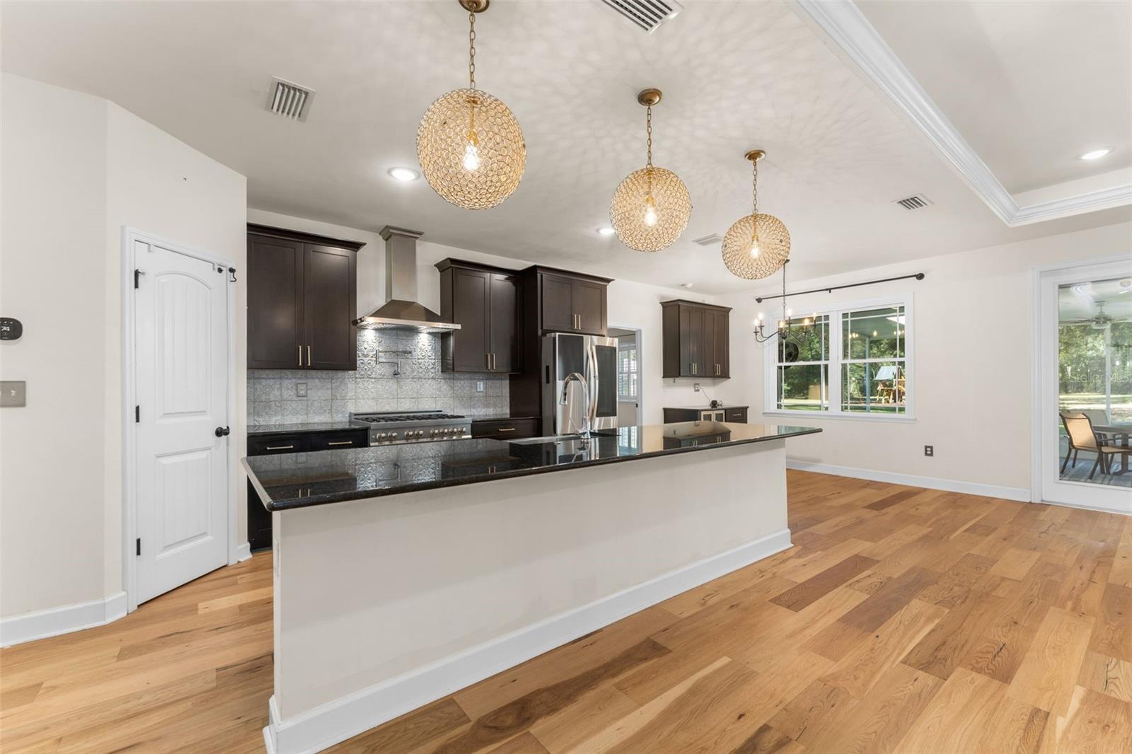 Oversized Island with Bar seating - 8499 NE 8TH PL, HIGH SPRINGS