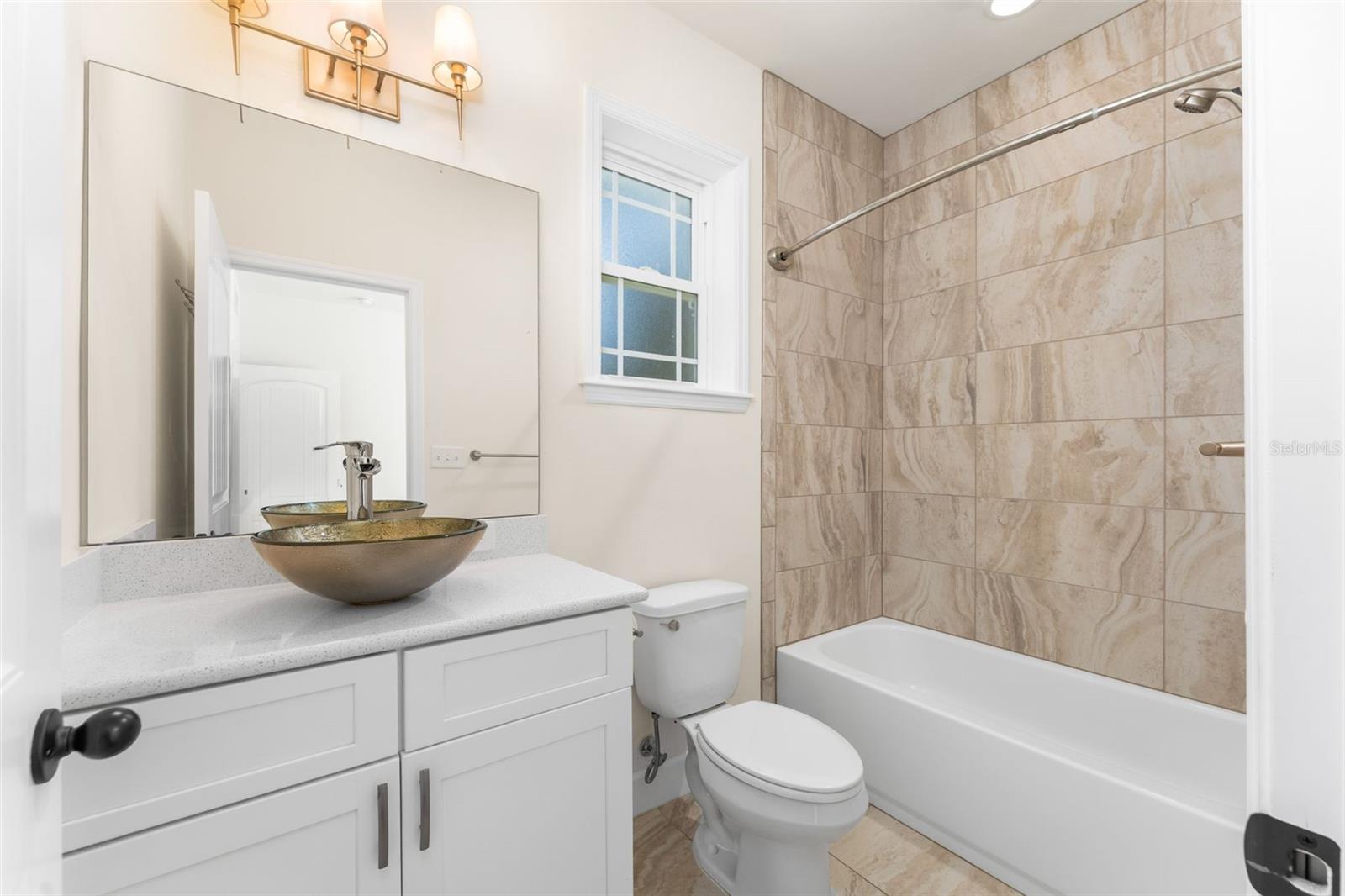 Bath #2 ensuite to bedroom 2 - 8499 NE 8TH PL, HIGH SPRINGS