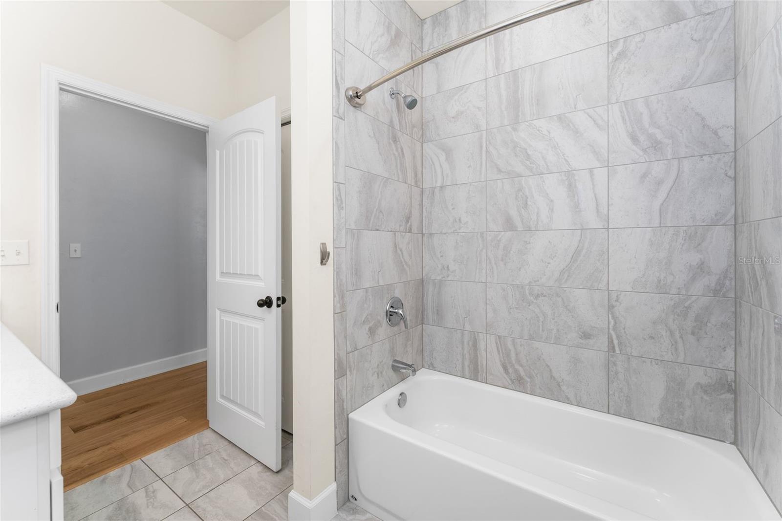 Bath 3 - 8499 NE 8TH PL, HIGH SPRINGS