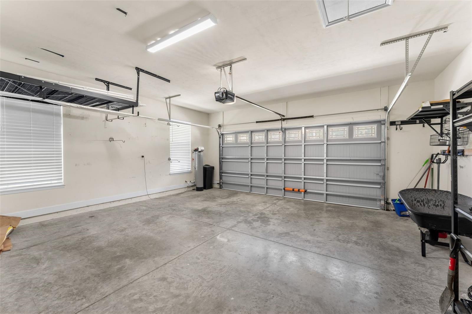 Attached garage - 8499 NE 8TH PL, HIGH SPRINGS