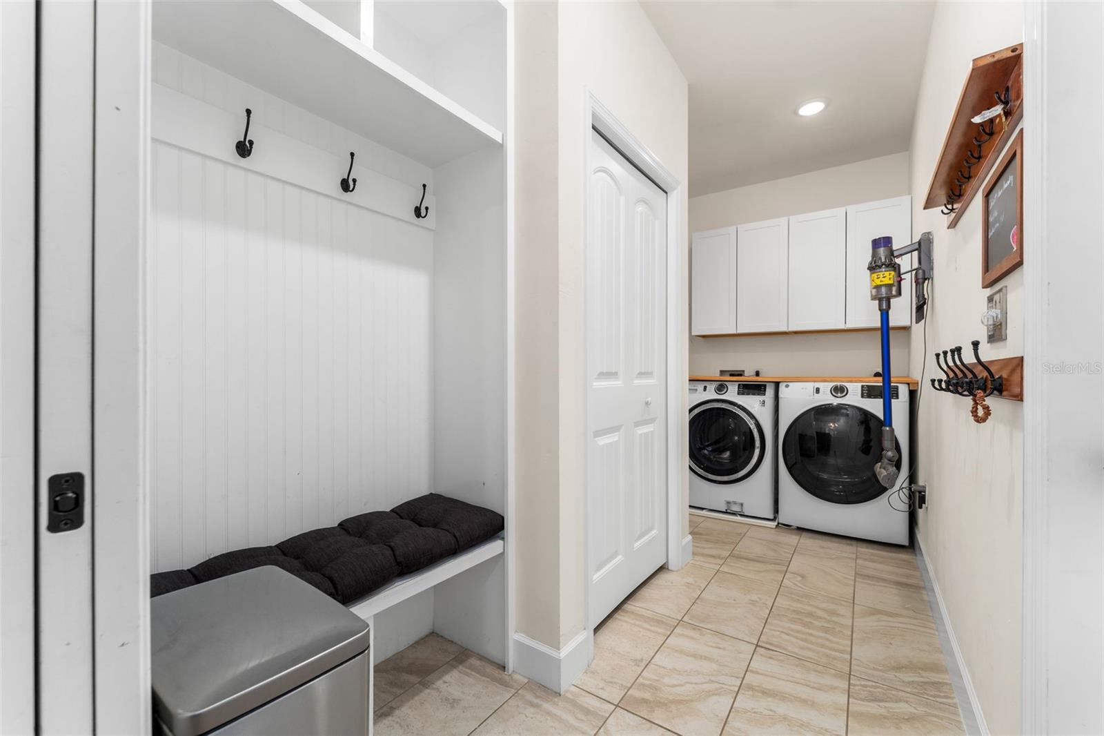 Laundry room and "Drop Center" - 8499 NE 8TH PL, HIGH SPRINGS