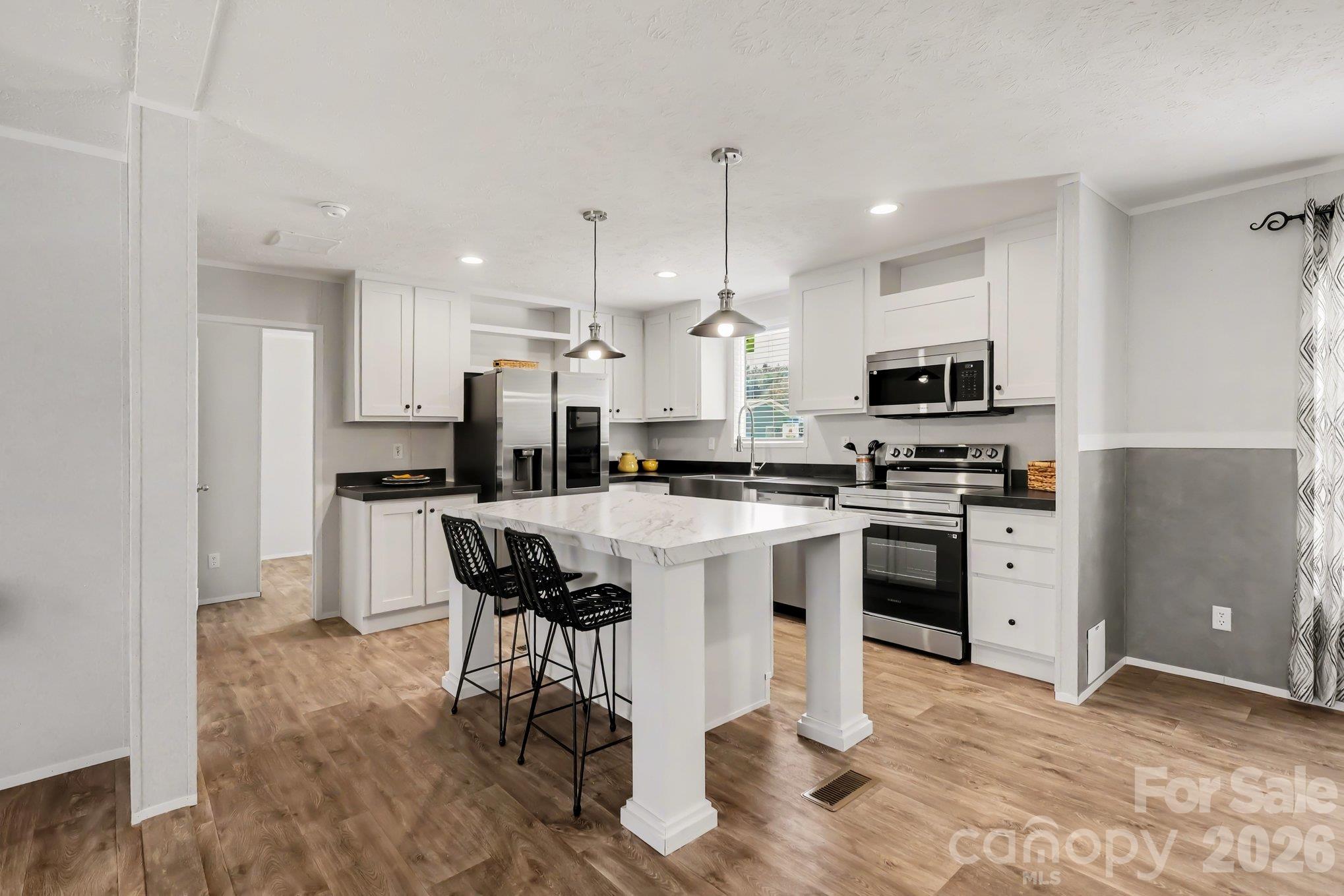 Single Family Residence at 806 Eagleview Lane, Lawndale, photo 4 of 27