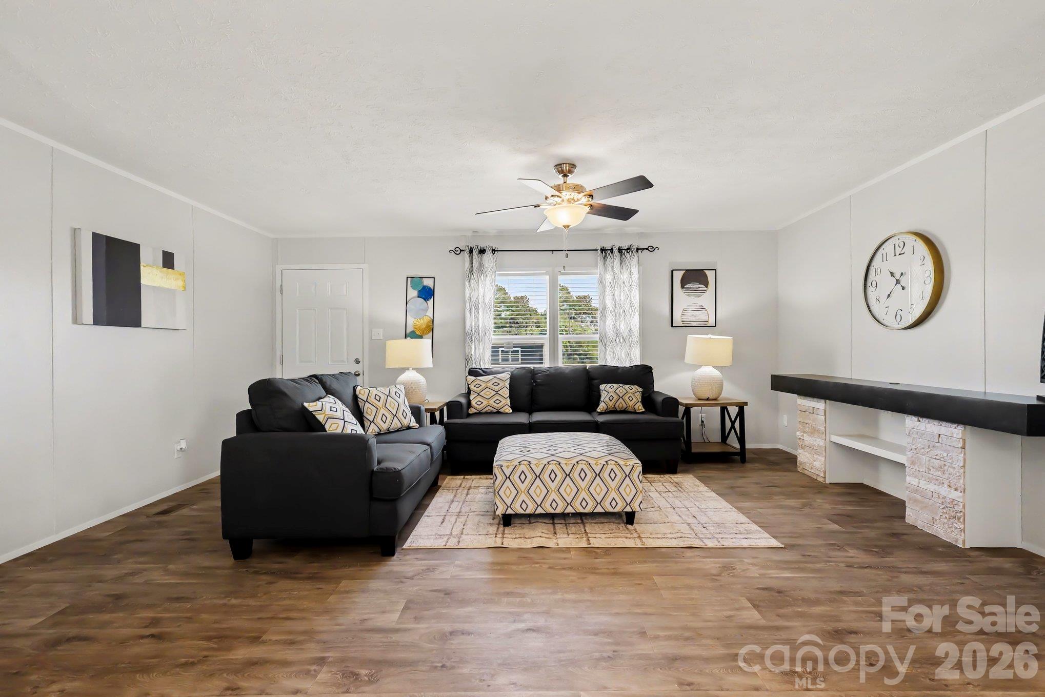 Single Family Residence at 806 Eagleview Lane, Lawndale, photo 12 of 27