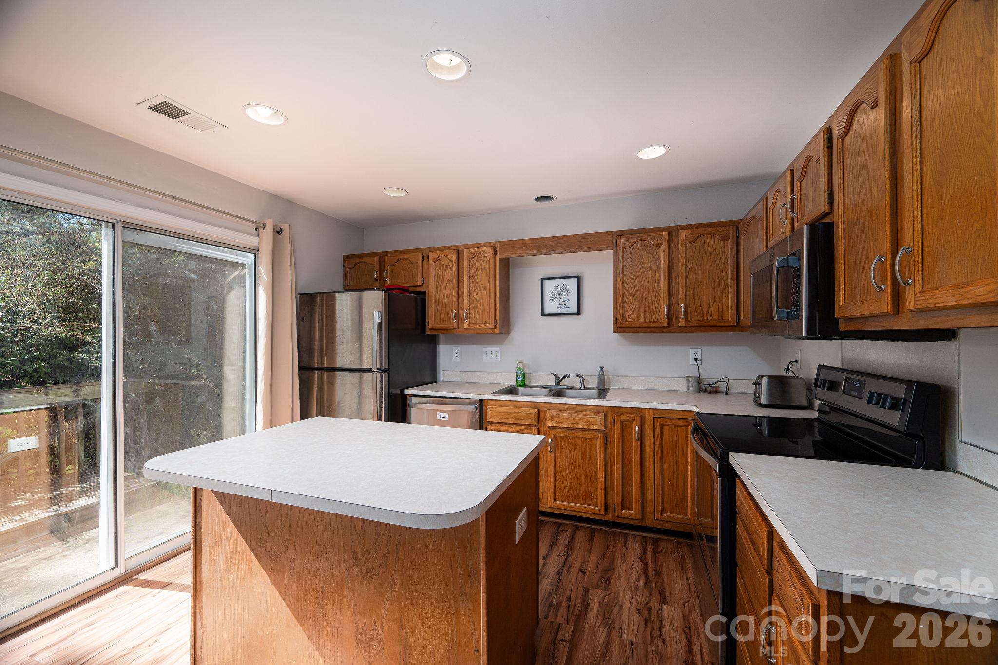 Townhouse at 3250 Summercroft Loop, Charlotte, photo 7 of 15