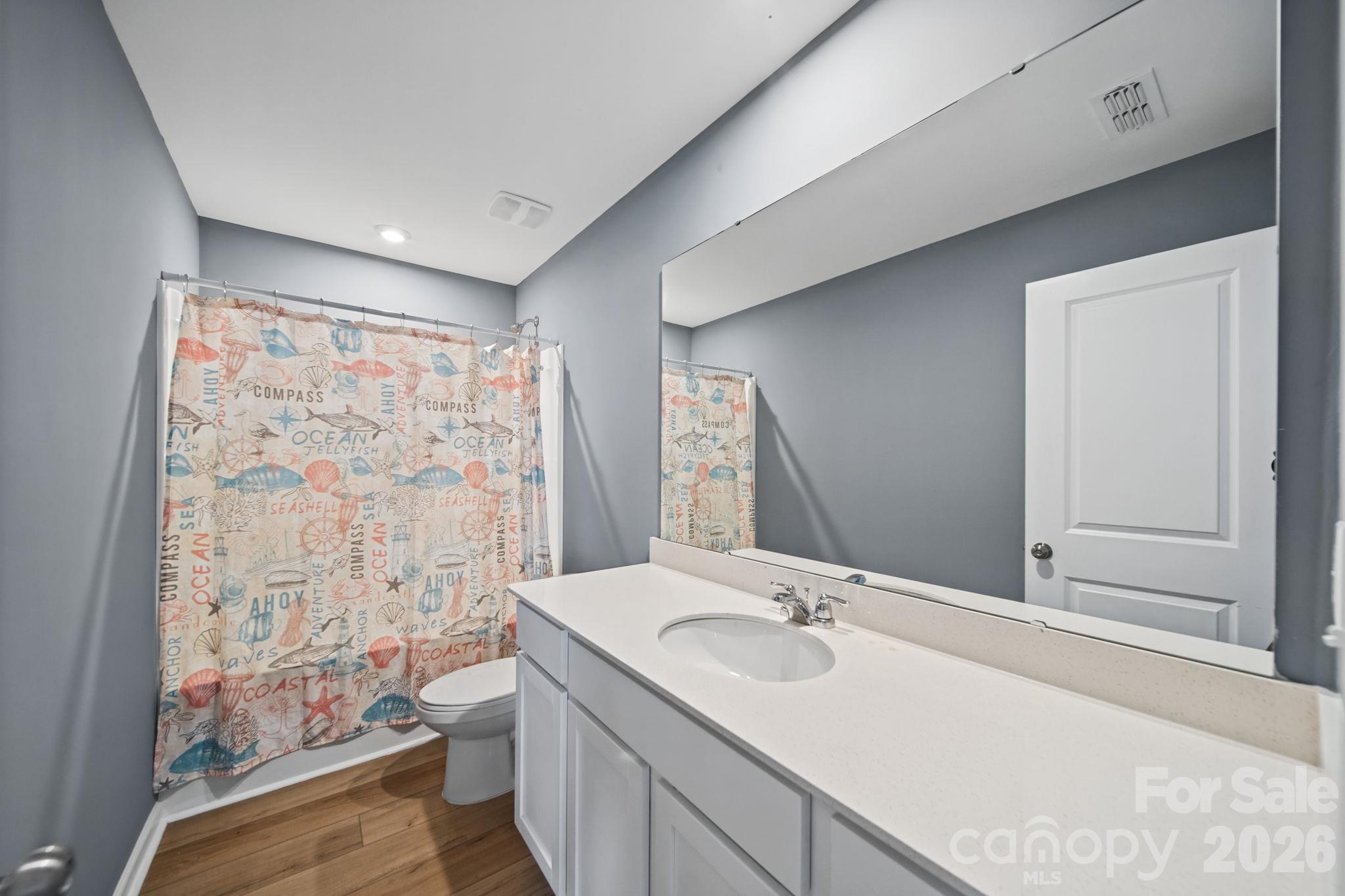 Large upstairs Hallway Bath. - 3082 Bell Spur Avenue SW, Concord