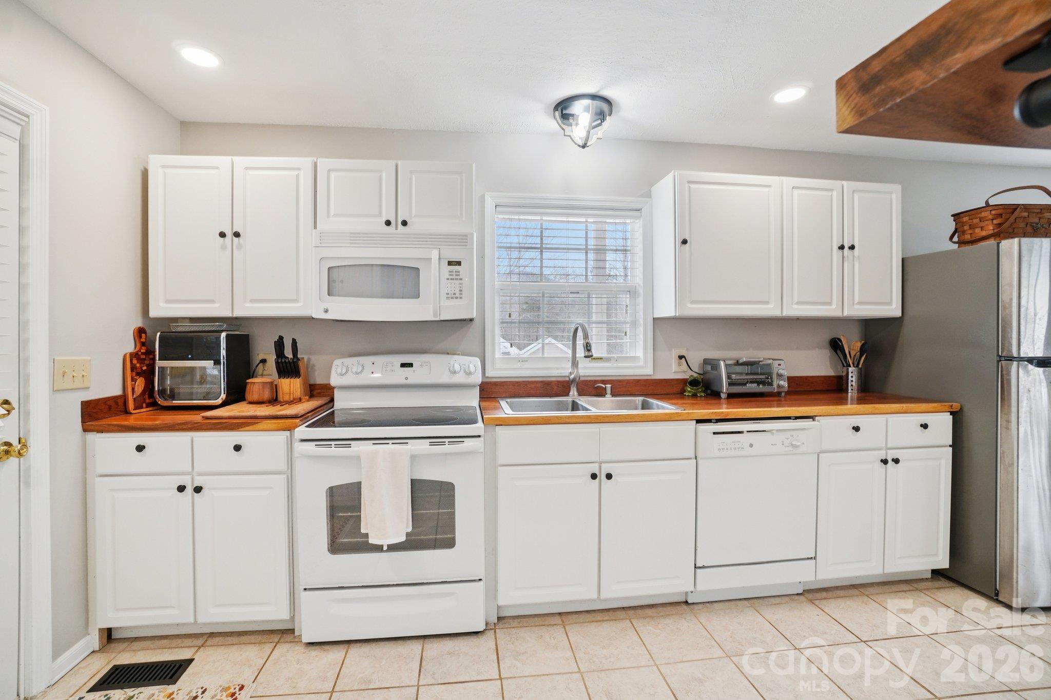 Beautiful wood countertops - 130 Sherwood Drive, Lake Lure