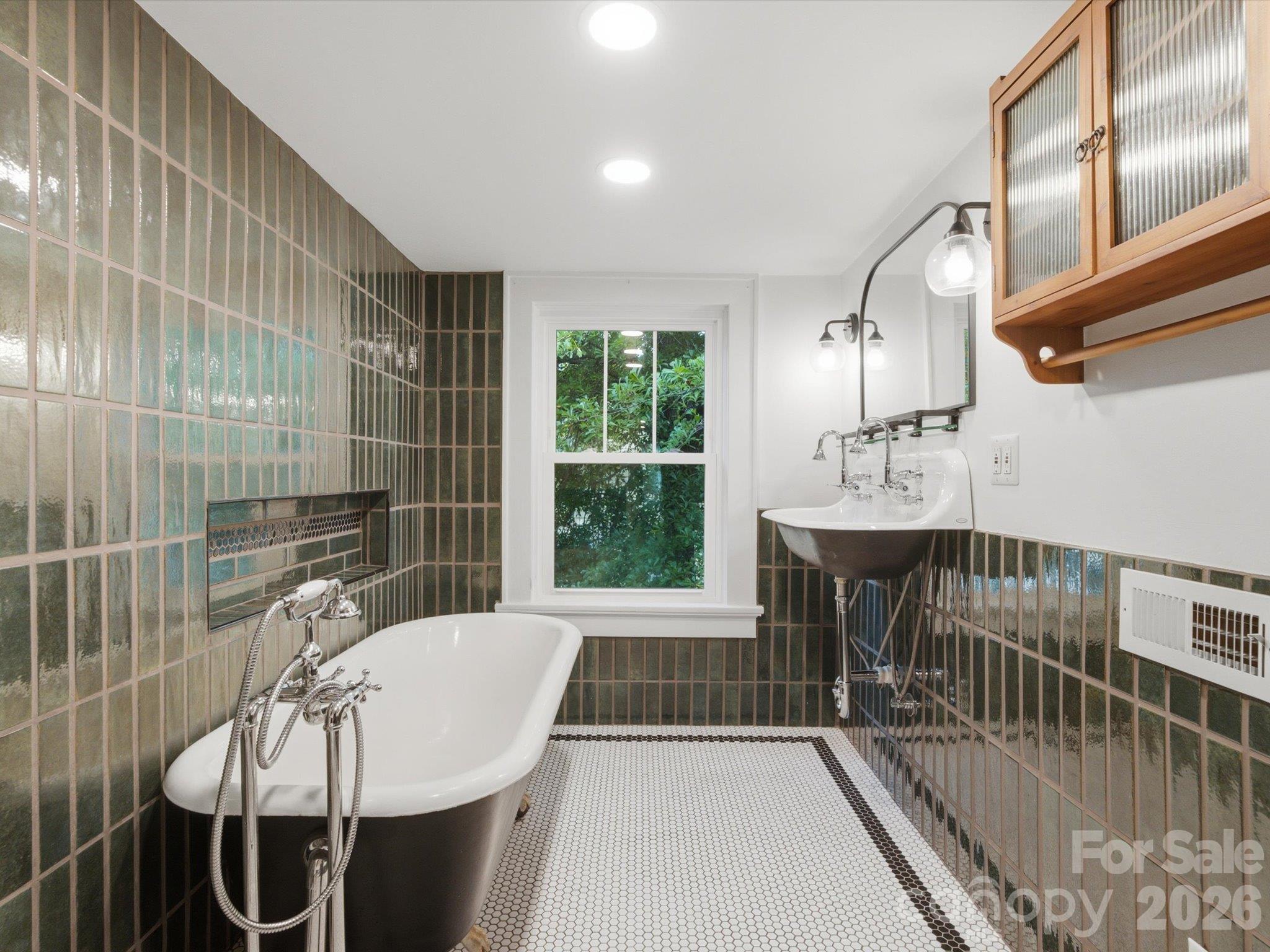 Full Bath Up Stairs - 707 S York Street, Gastonia