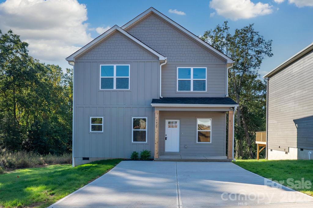Single Family Residence at 1429 10th Avenue SW, Hickory, photo 2 of 22