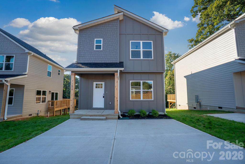 Single Family Residence at 1433 10th Avenue SW, Hickory, photo 2 of 29