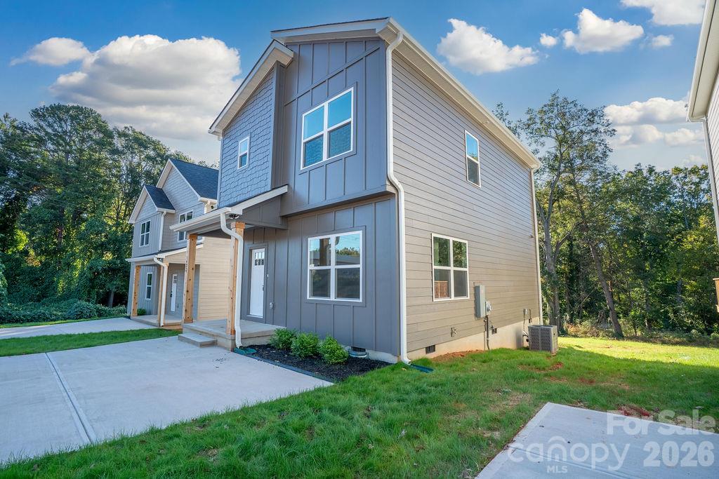 Single Family Residence at 1433 10th Avenue SW, Hickory, photo 3 of 29