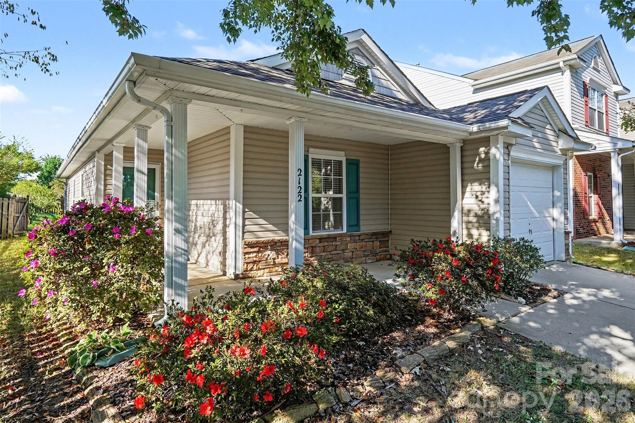 Single Family Residence at 2122 Buckleigh Drive, Charlotte, photo 4 of 32