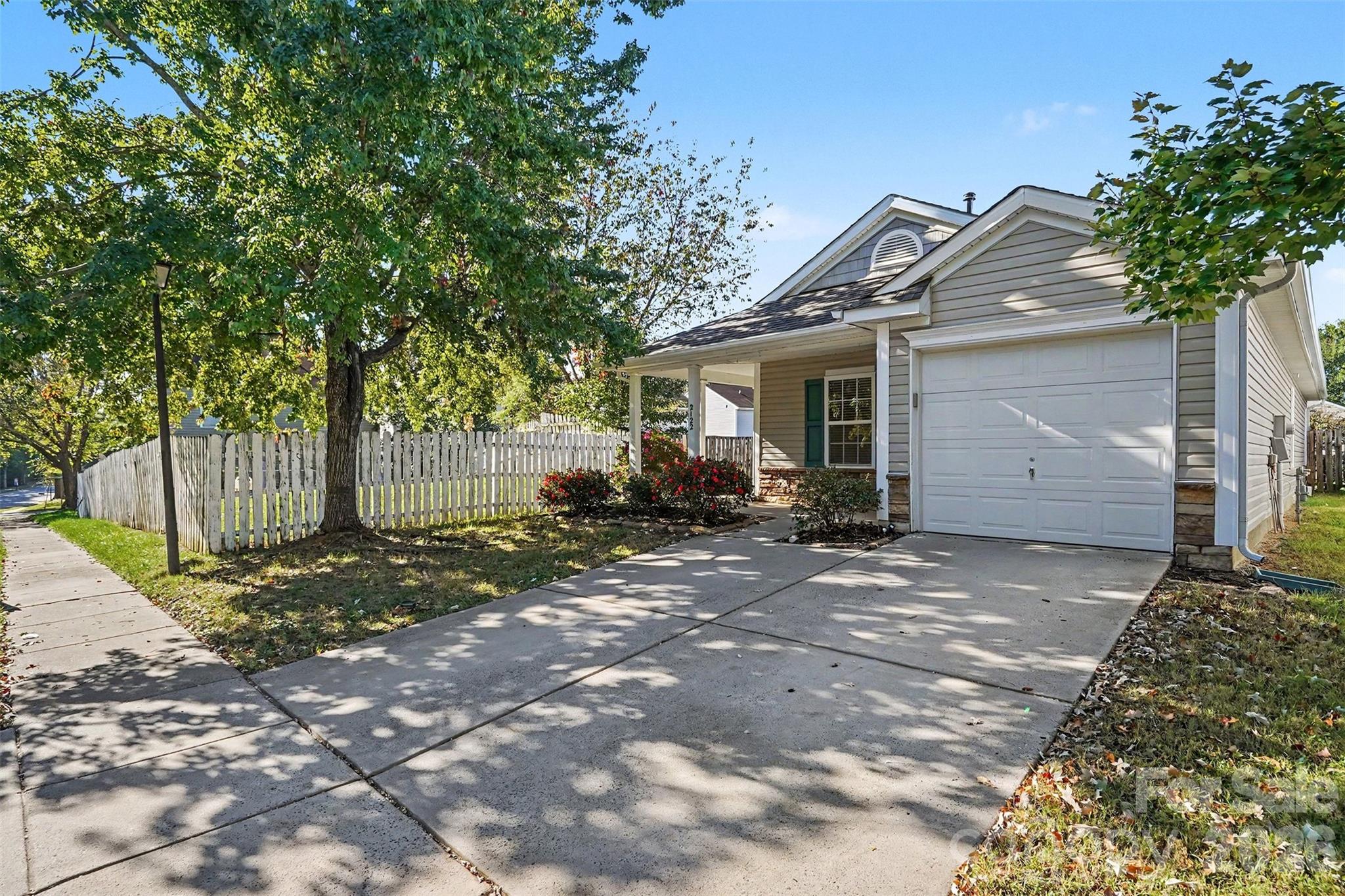 Single Family Residence at 2122 Buckleigh Drive, Charlotte, photo 5 of 32