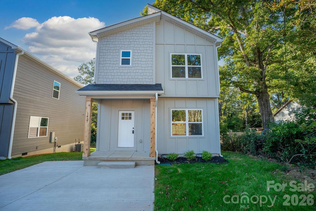 Single Family Residence at 1437 10th Avenue SW, Hickory, photo 2 of 27