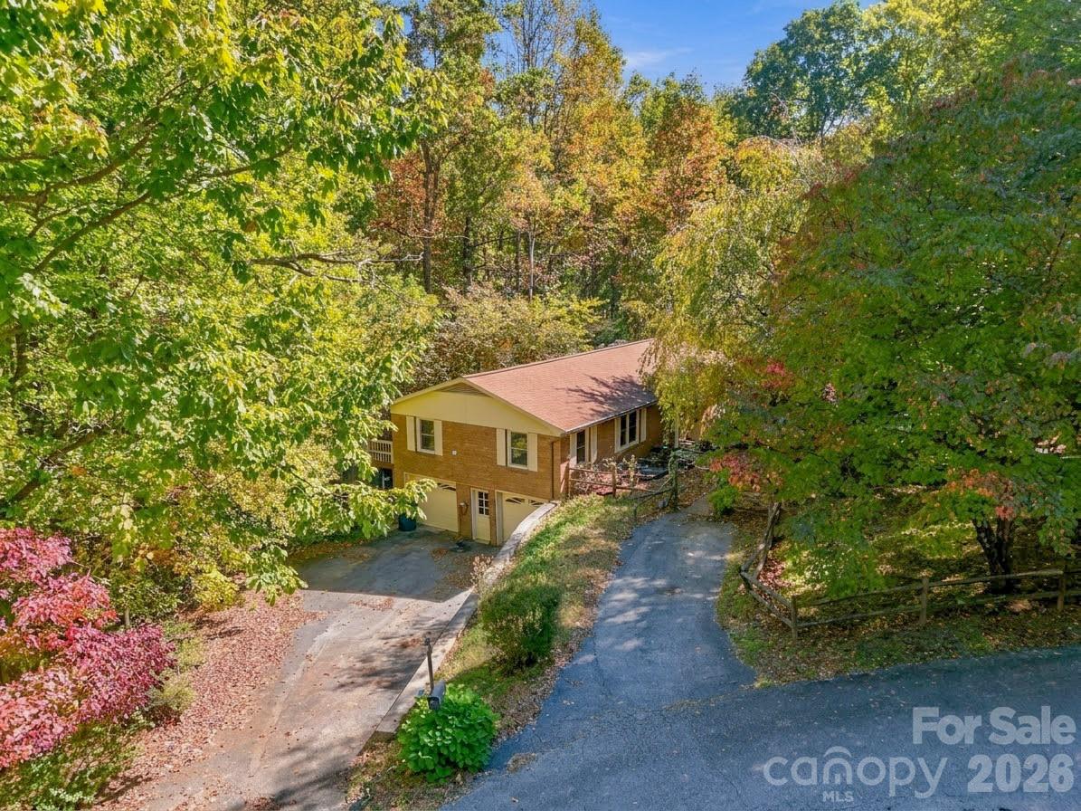 Single Family Residence at 252 Foxhunt Lane, Hendersonville, photo 2 of 18