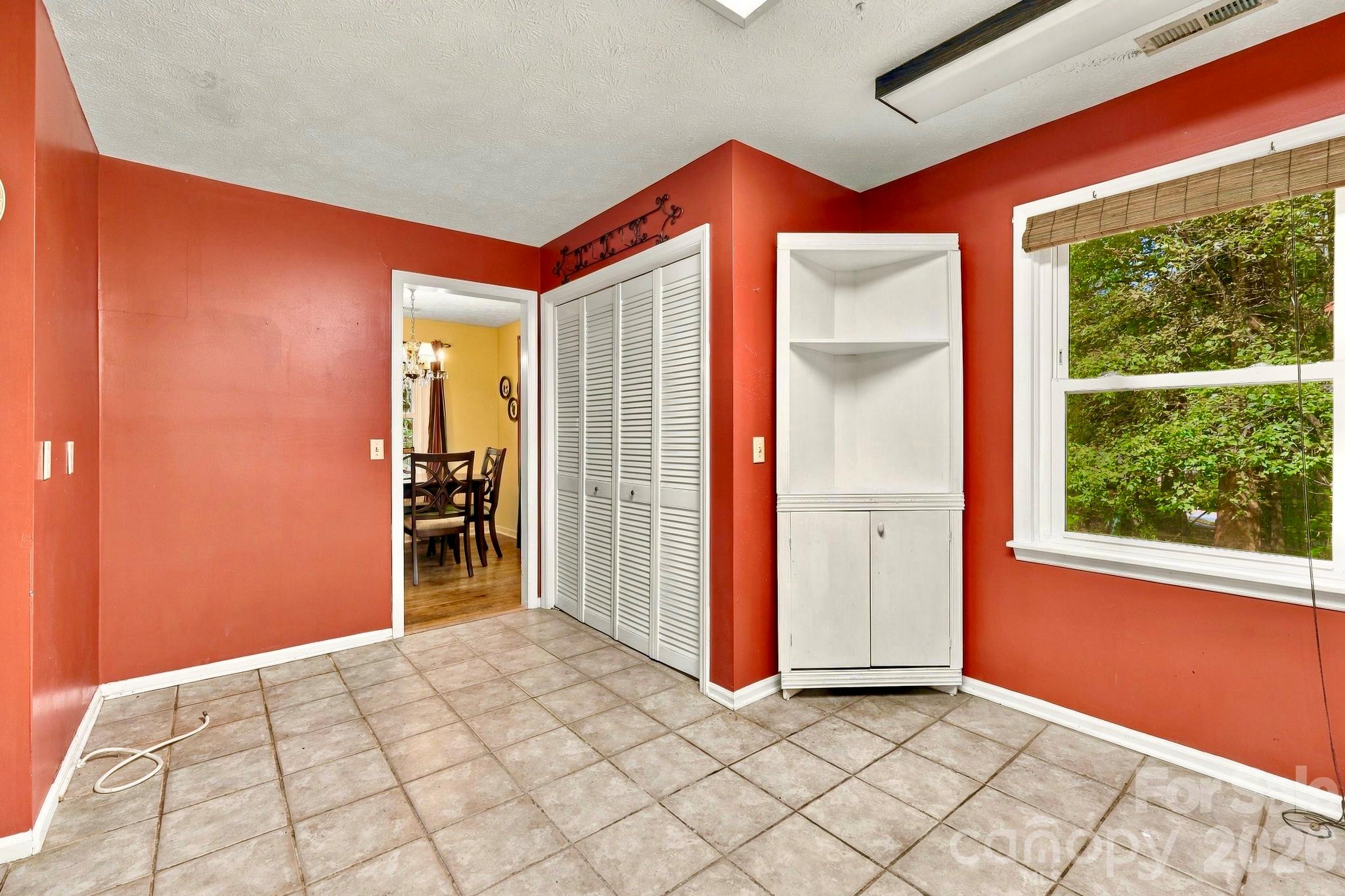 Single Family Residence at 252 Foxhunt Lane, Hendersonville, photo 8 of 18