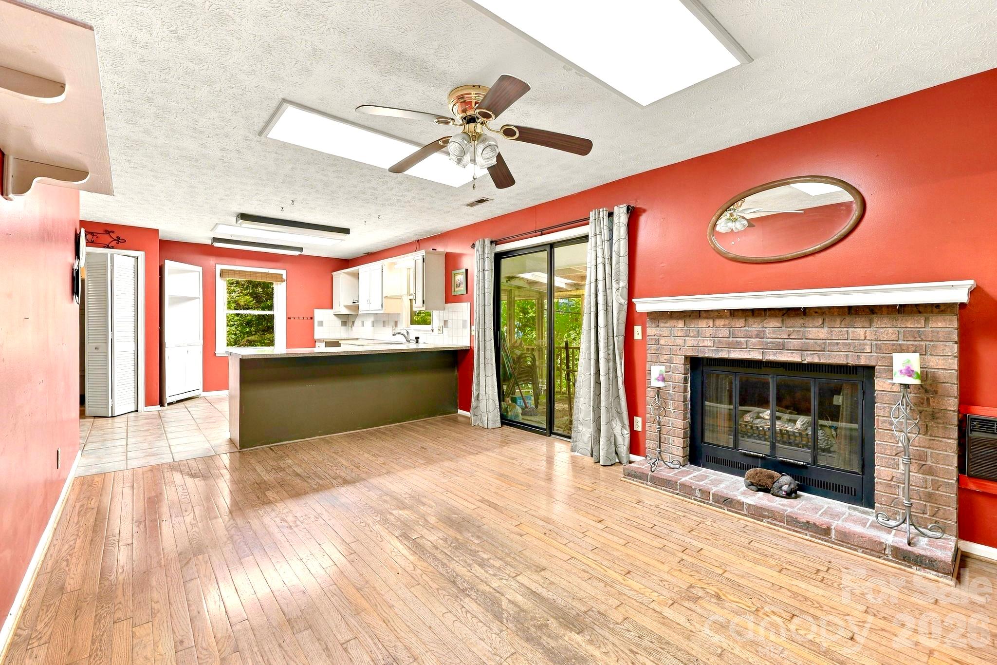 Single Family Residence at 252 Foxhunt Lane, Hendersonville, photo 11 of 18