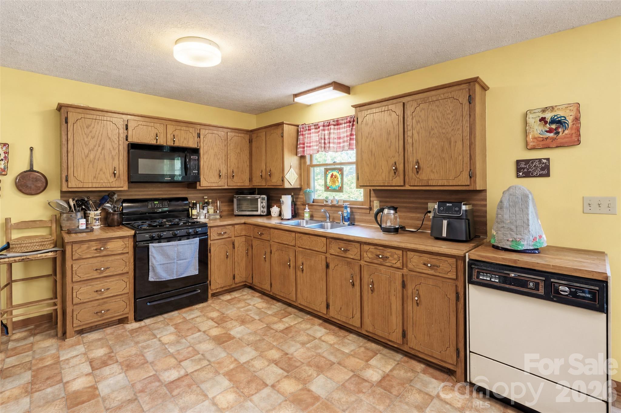 Single Family Residence at 206 Bleynat Street, Valdese, photo 11 of 25