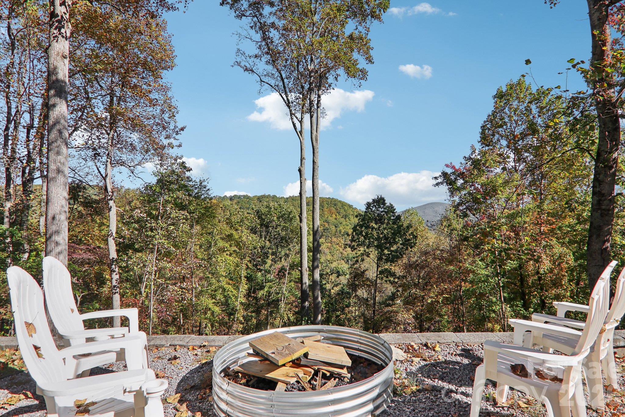More space to entertain in a dedicated fire side gathering area over looking the mountain views. - 16 Hobe Crest, Hendersonville