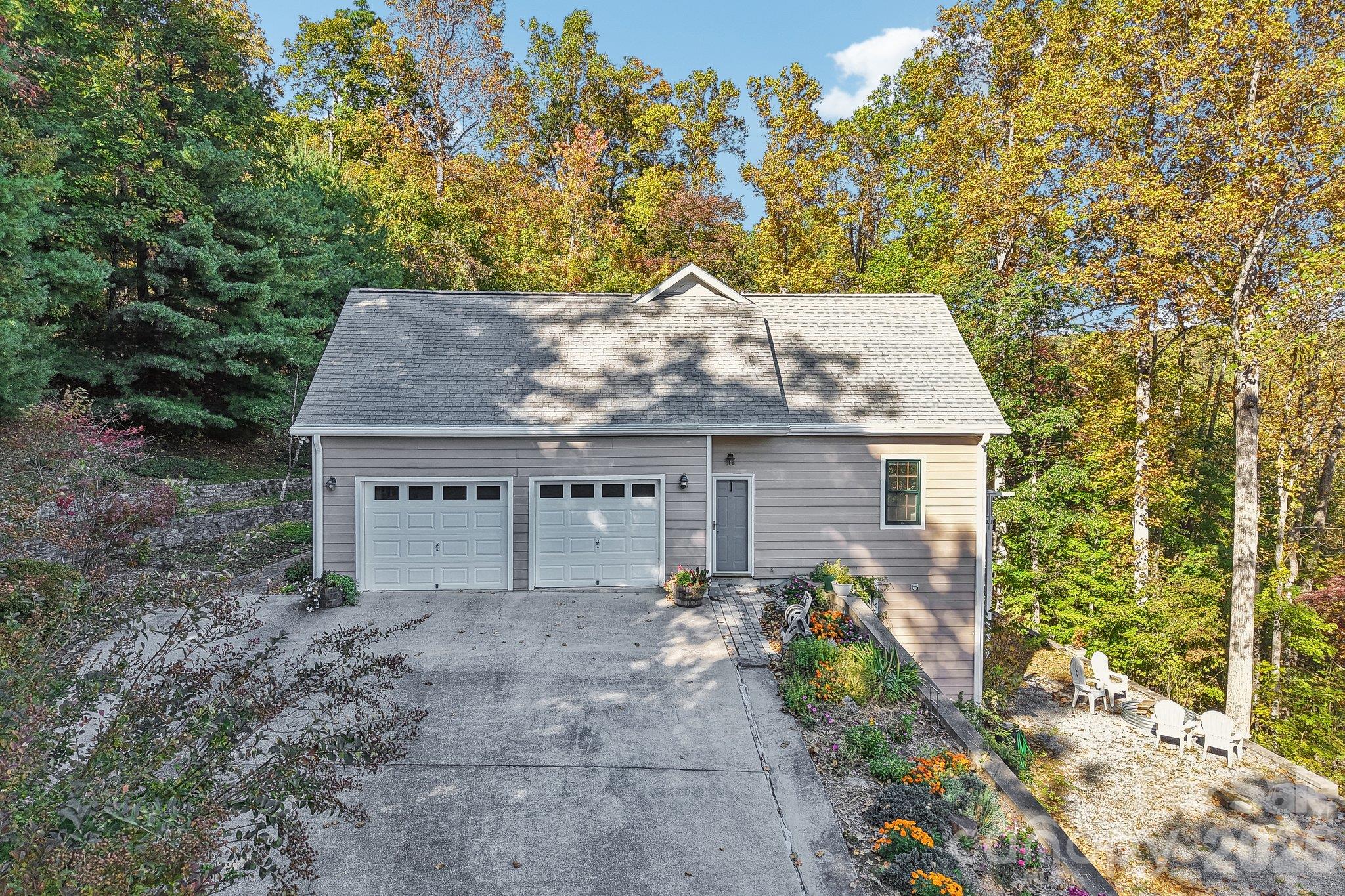 Concrete driveway and over sized double car garage. - 16 Hobe Crest, Hendersonville