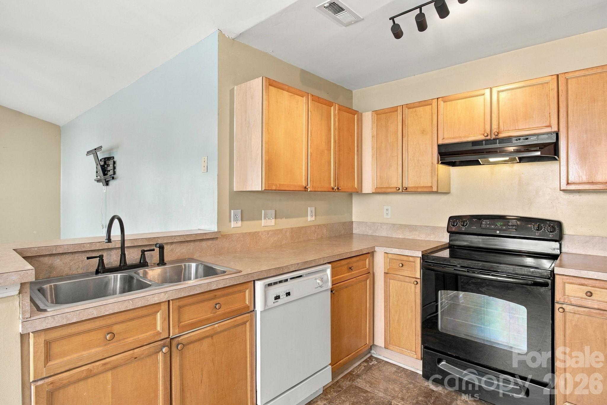 Single Family Residence at 4706 Bomar Drive, Charlotte, photo 9 of 27