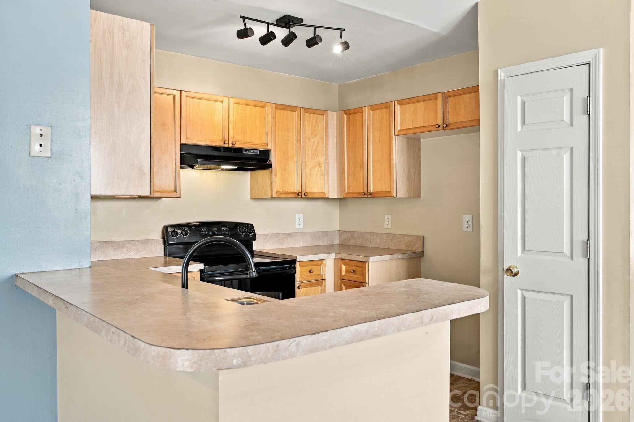 Single Family Residence at 4706 Bomar Drive, Charlotte, photo 10 of 27