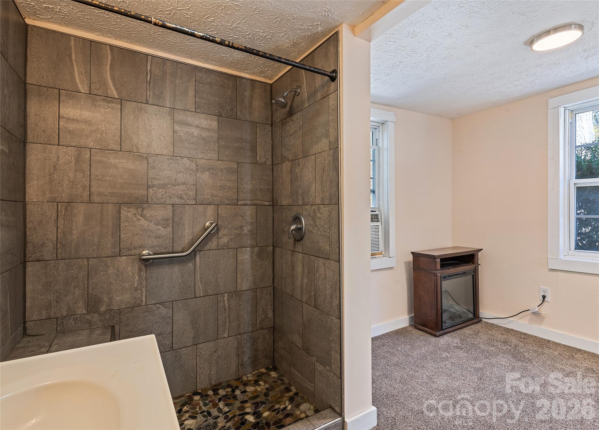 Large Tiled Shower - 179 Jonathan Creek Road, Waynesville