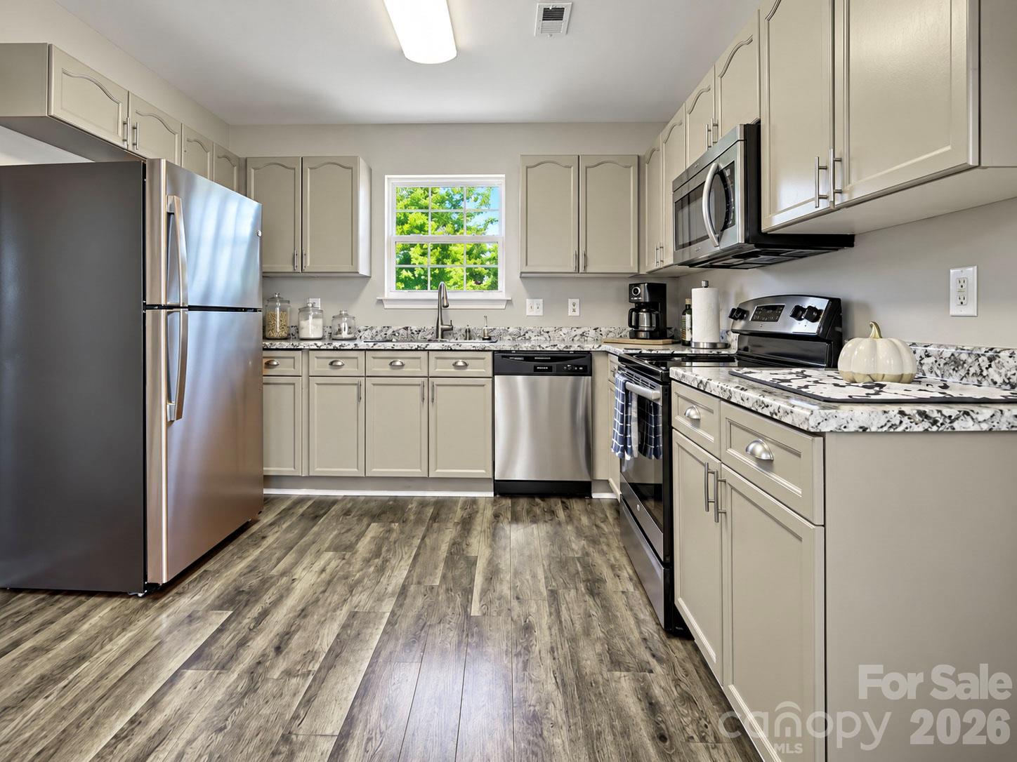 Single Family Residence at 1127 Hannah Rae Court, Charlotte, photo 4 of 15