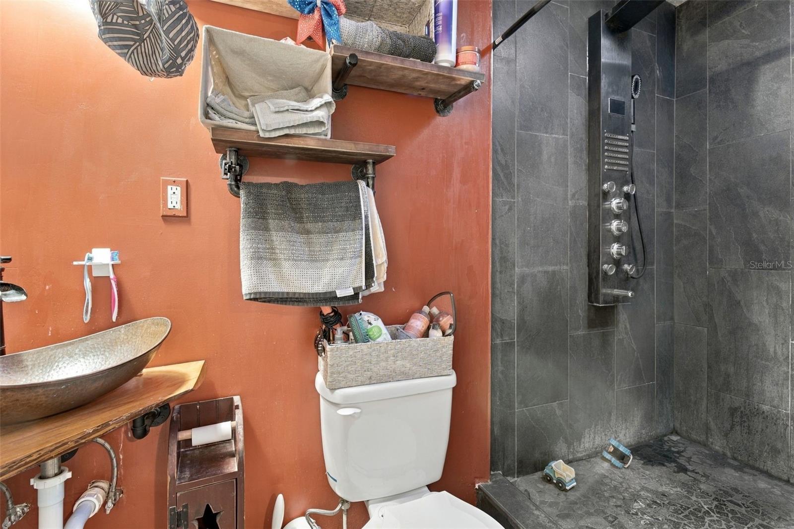 Primary Bthroom - 507 OAKWOOD ST, CRESCENT CITY